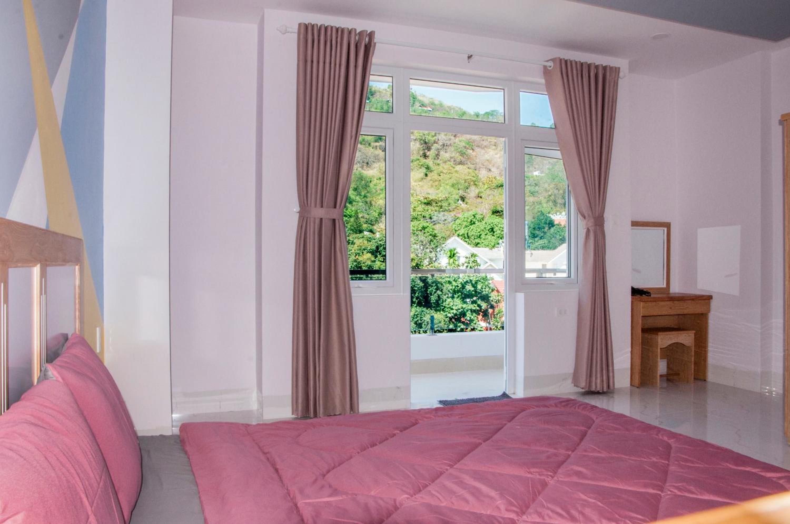 Apartment With Mountain View