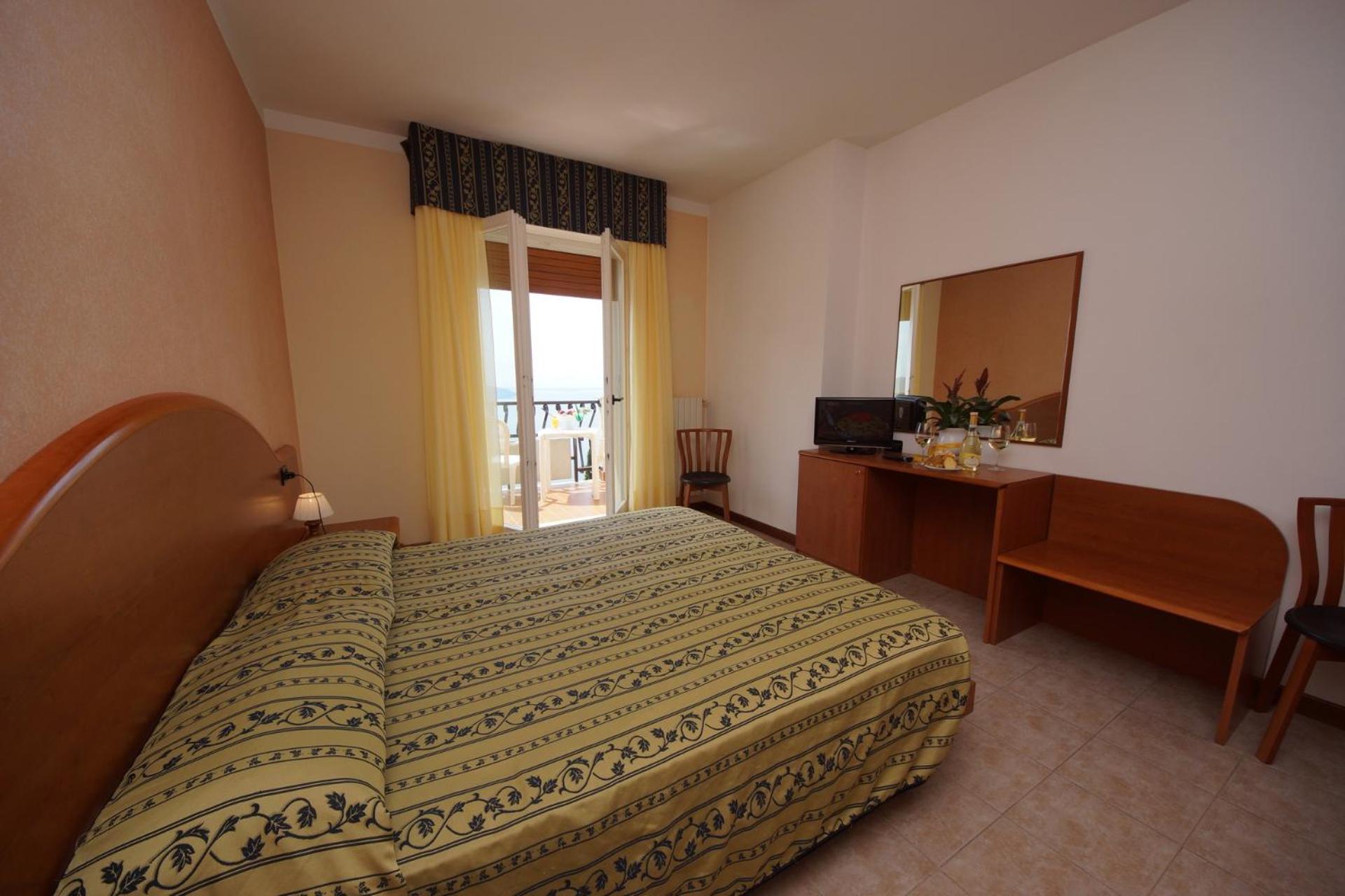Double or Twin Room with Lake View
