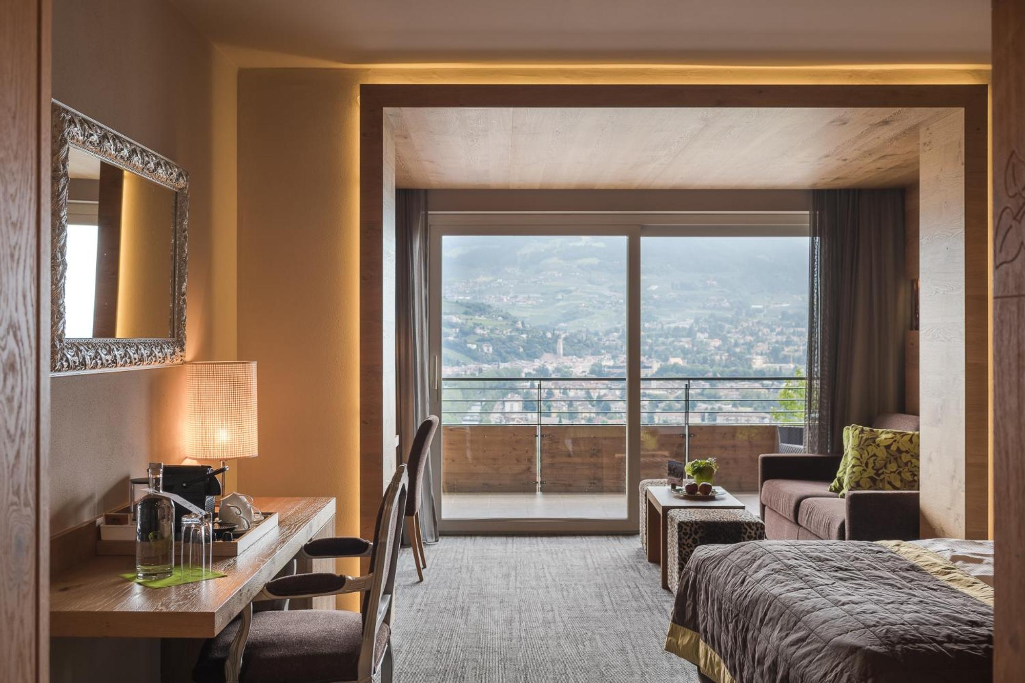 Deluxe Double Room with Balcony photo 3