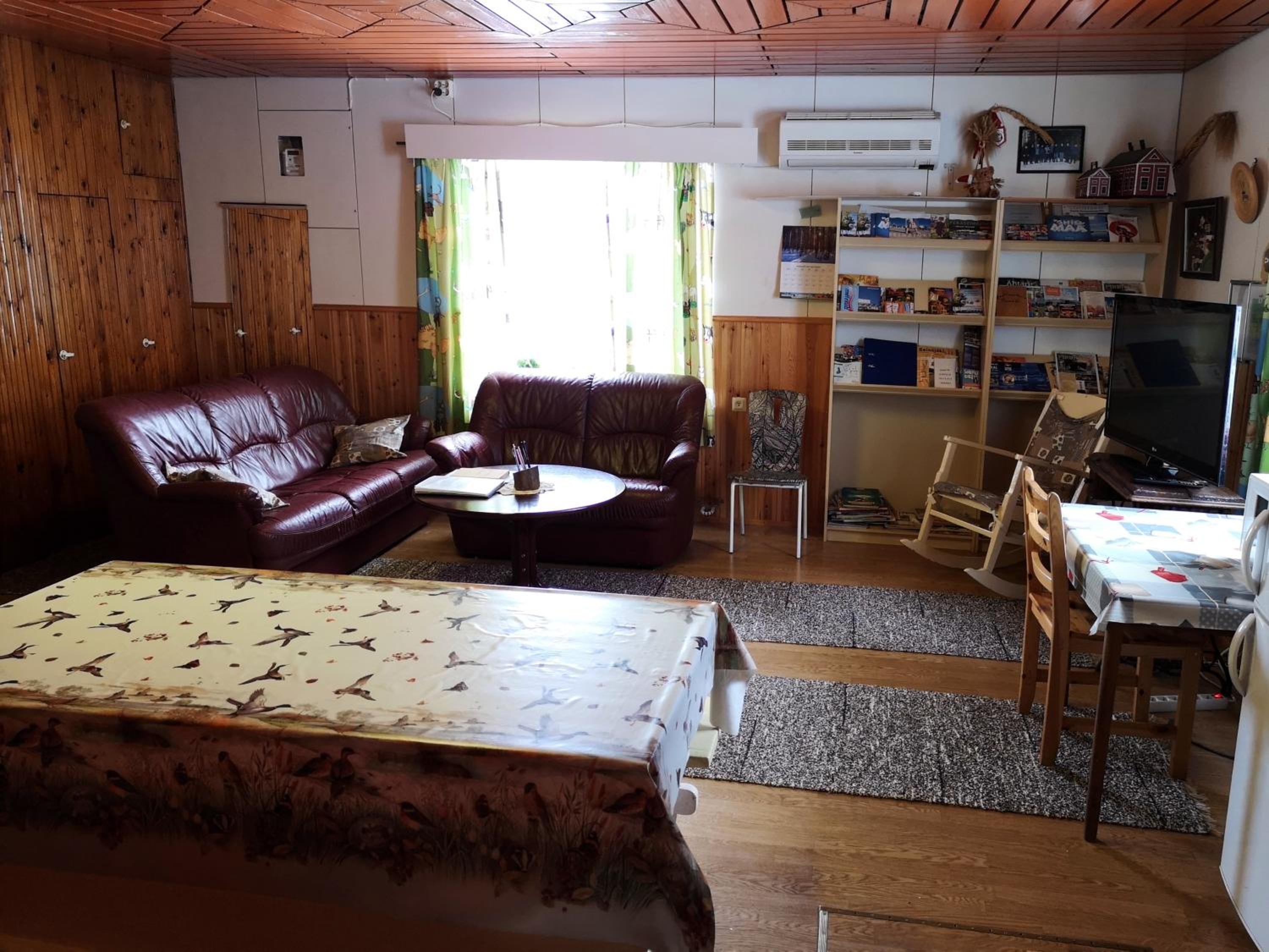 Three-Bedroom House with Private Sauna - Photo 18