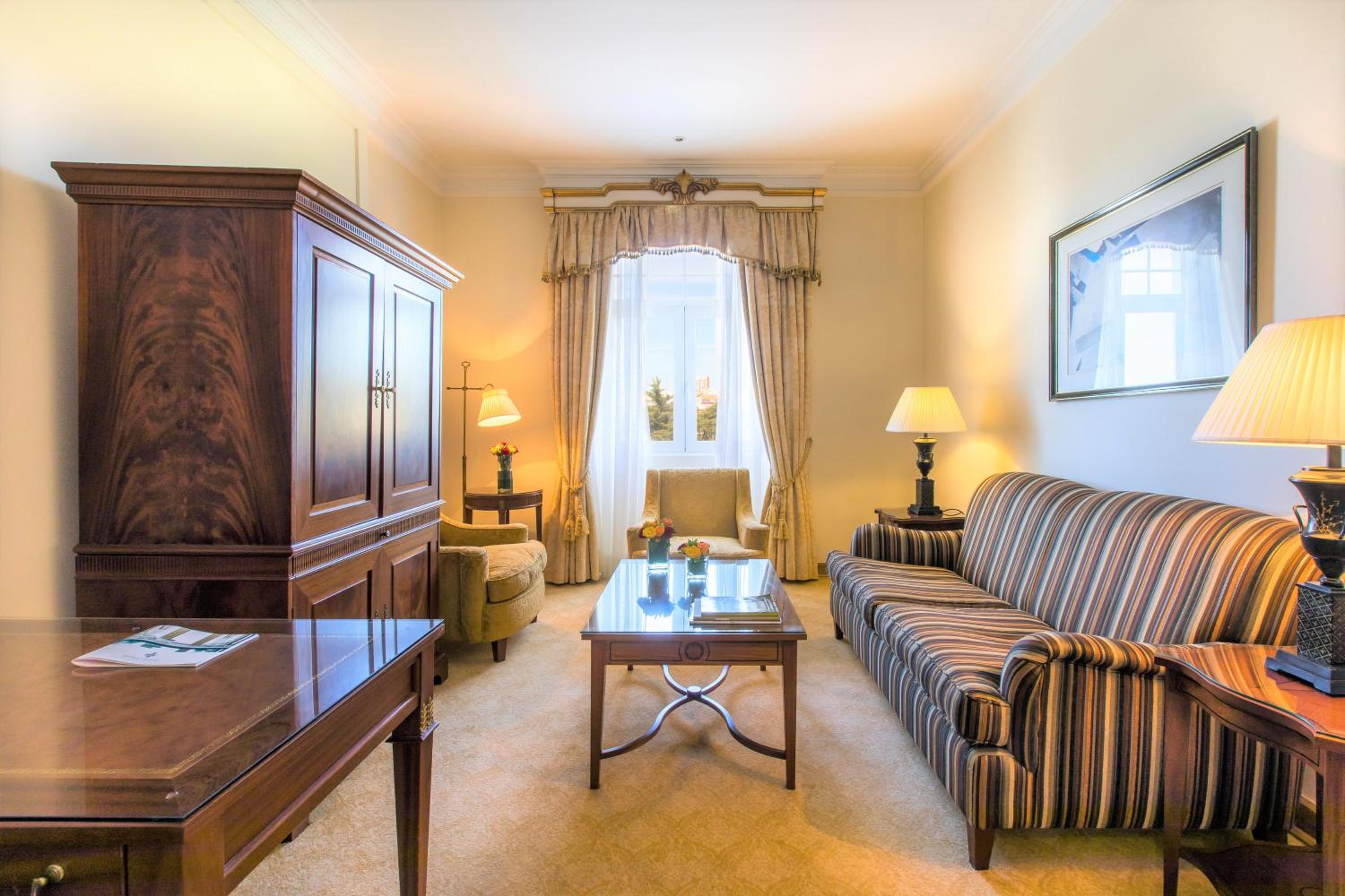 Executive Suite - Photo 4