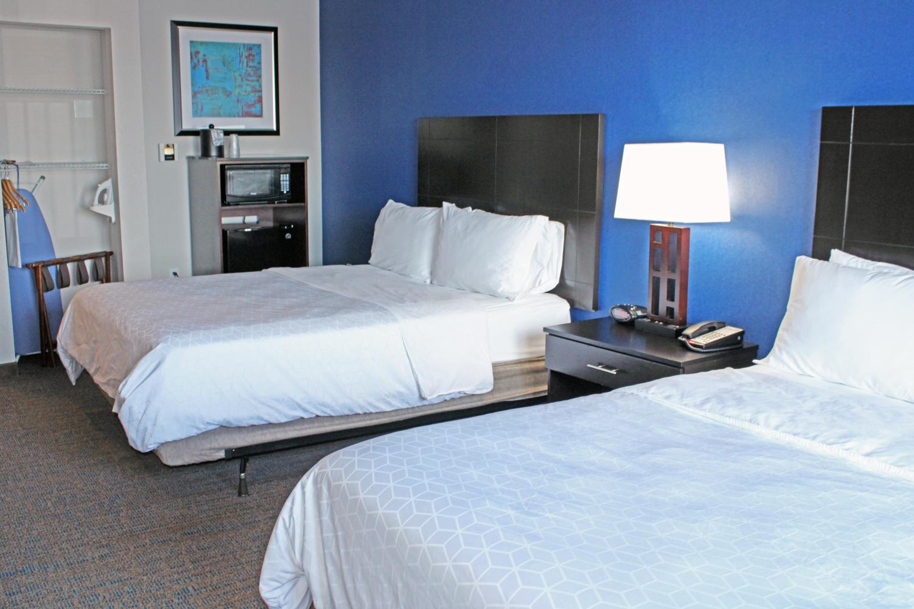 Queen Room with Two Queen Beds - Disability Access with Bath Tub photo 2