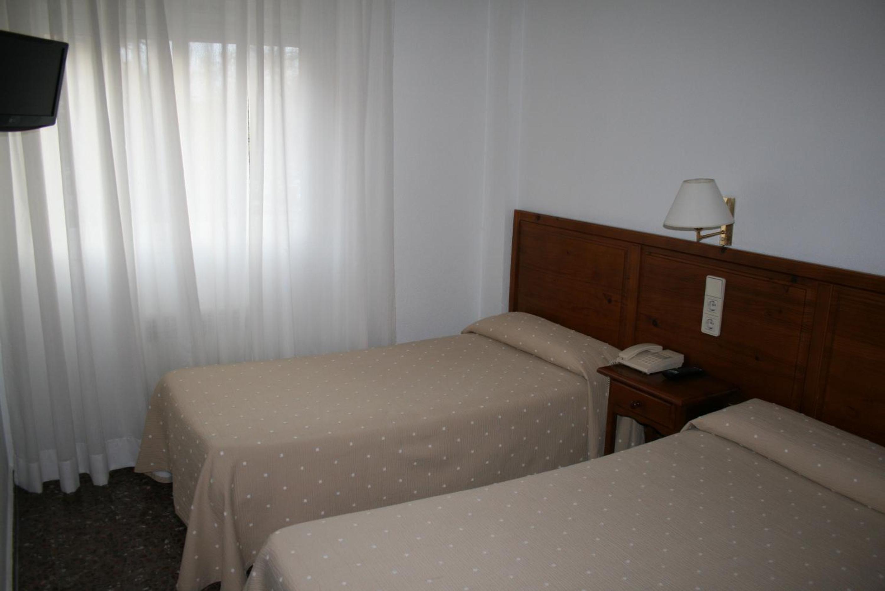 Double or Twin Room - Photo 7
