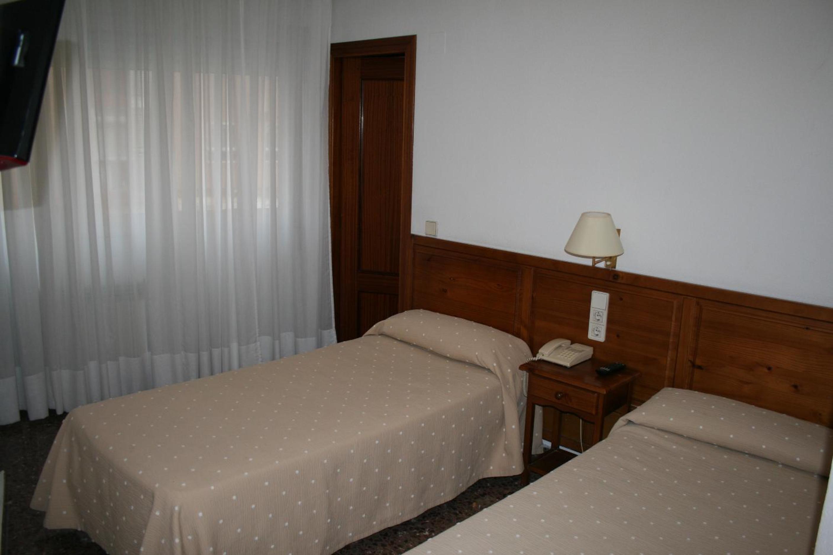 Double or Twin Room - Photo 10