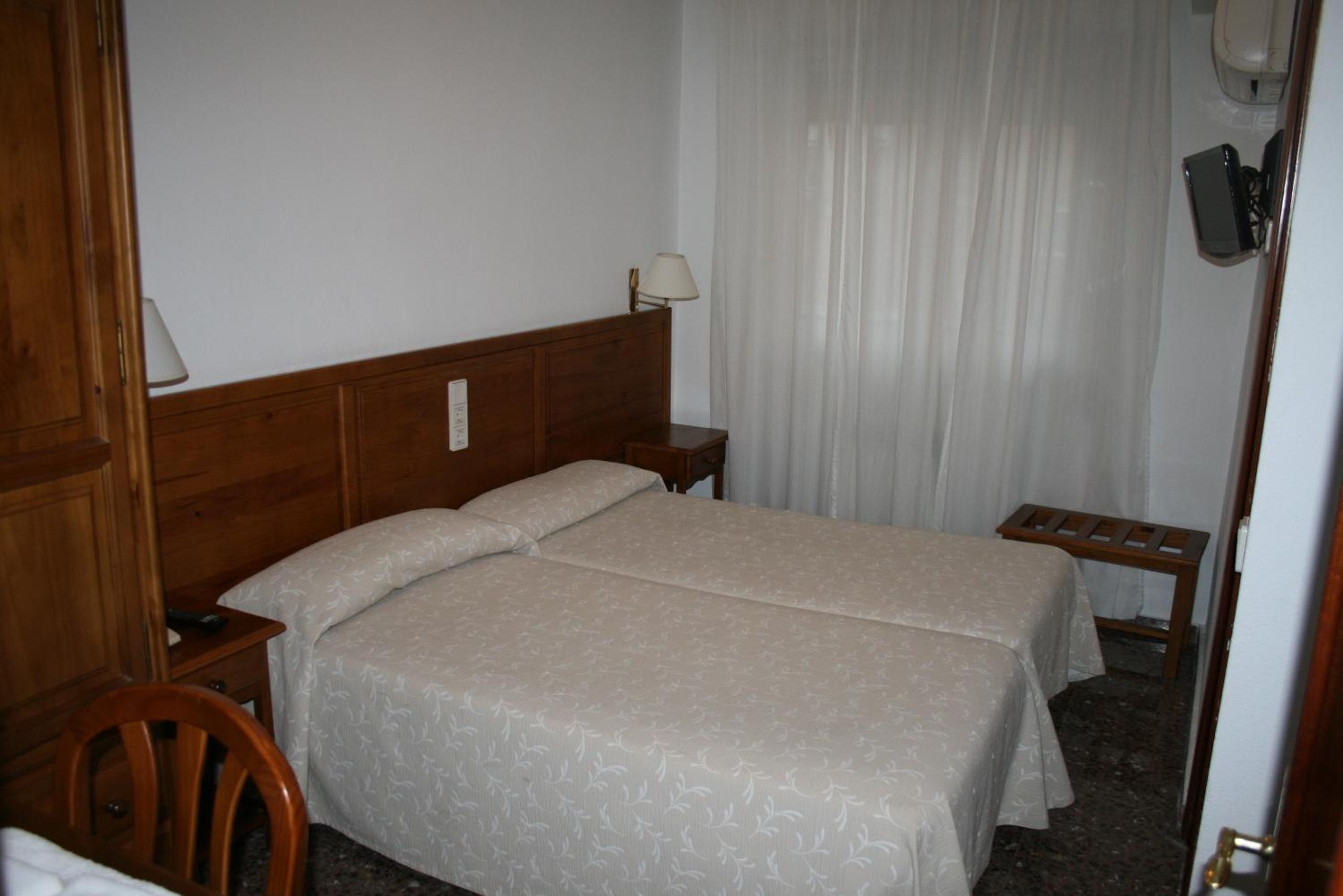Double or Twin Room - Photo 8