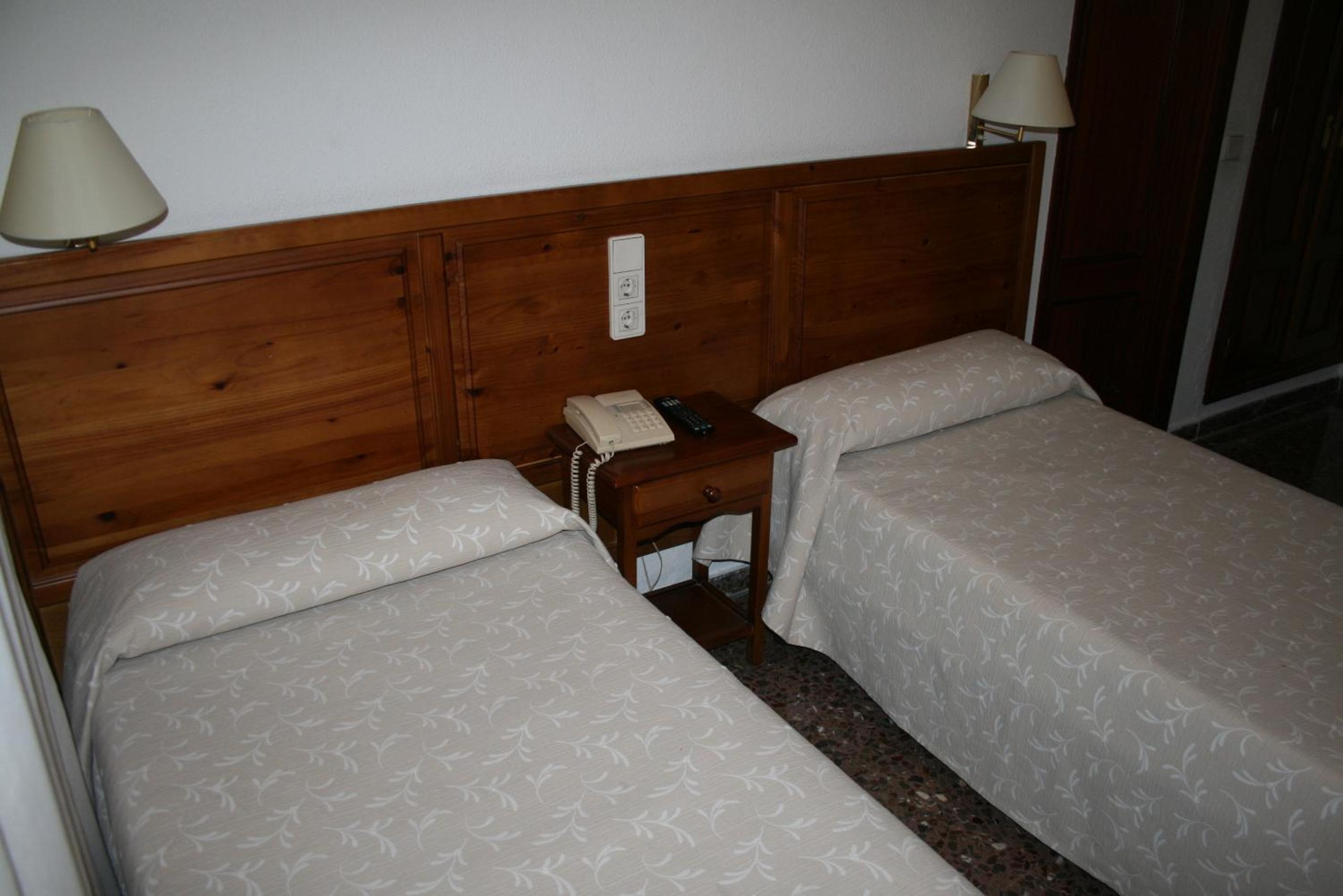 Double or Twin Room - Photo 4