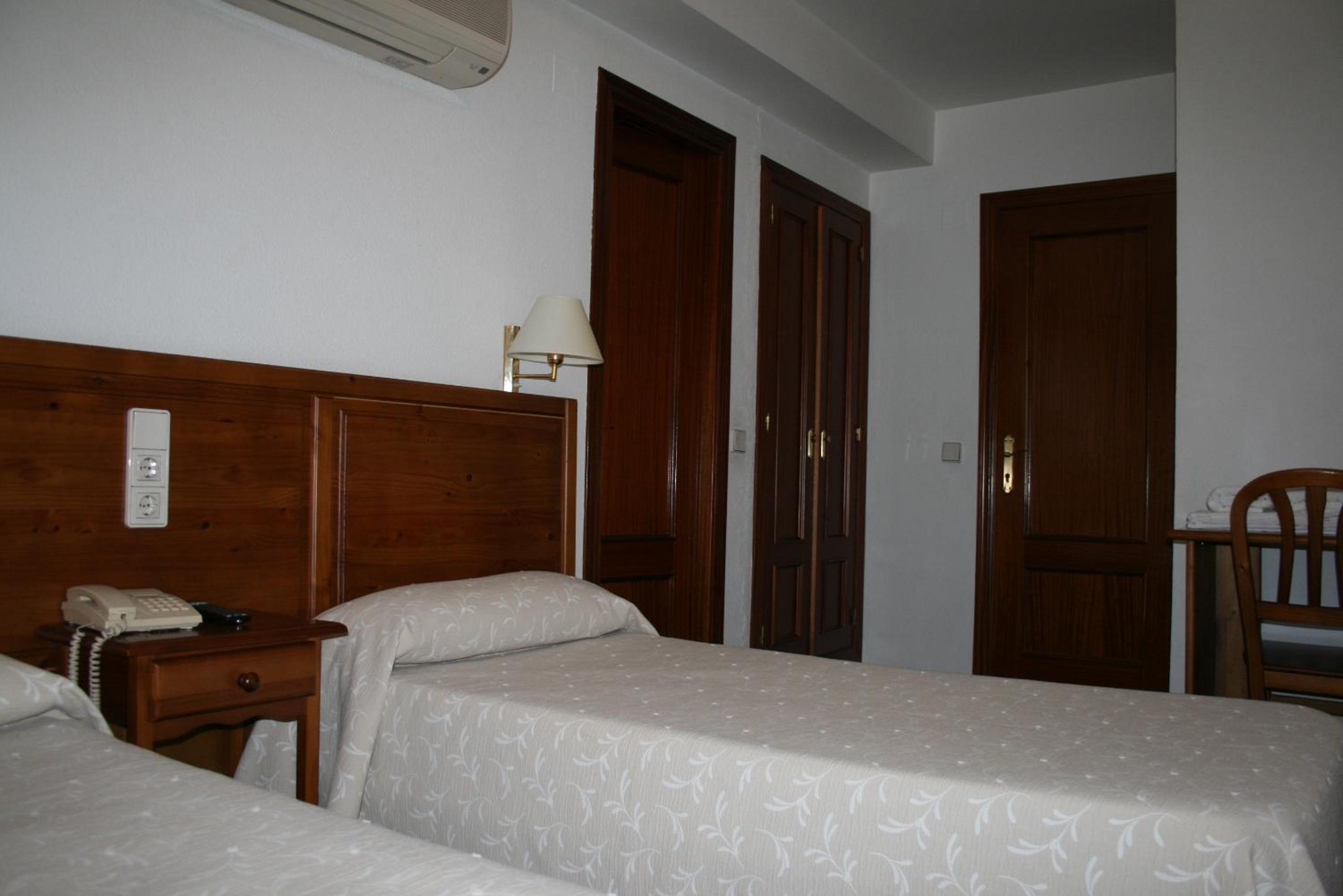Double or Twin Room - Photo 3