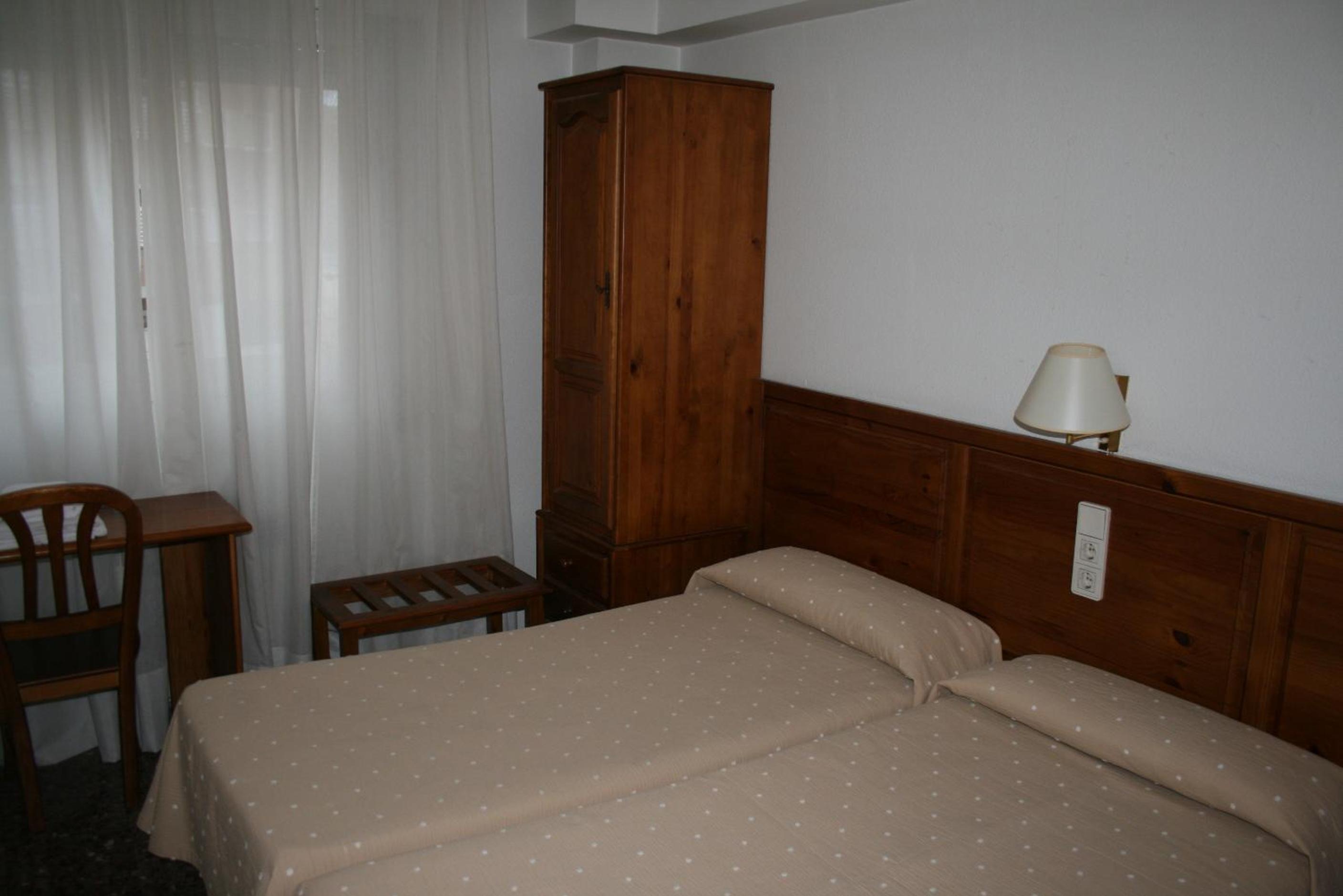 Double or Twin Room - Photo 5