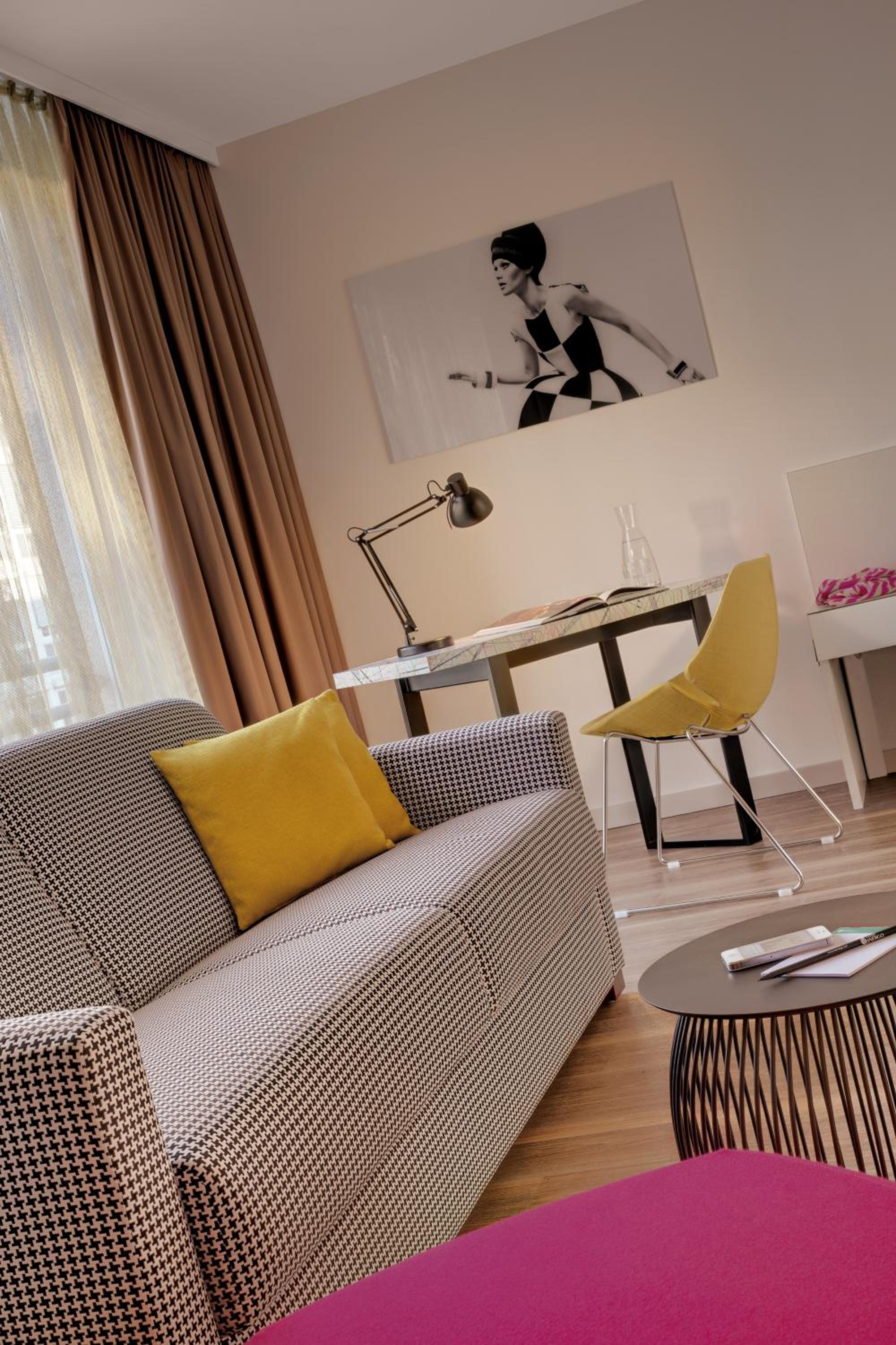 King Suite with City View - Photo 3