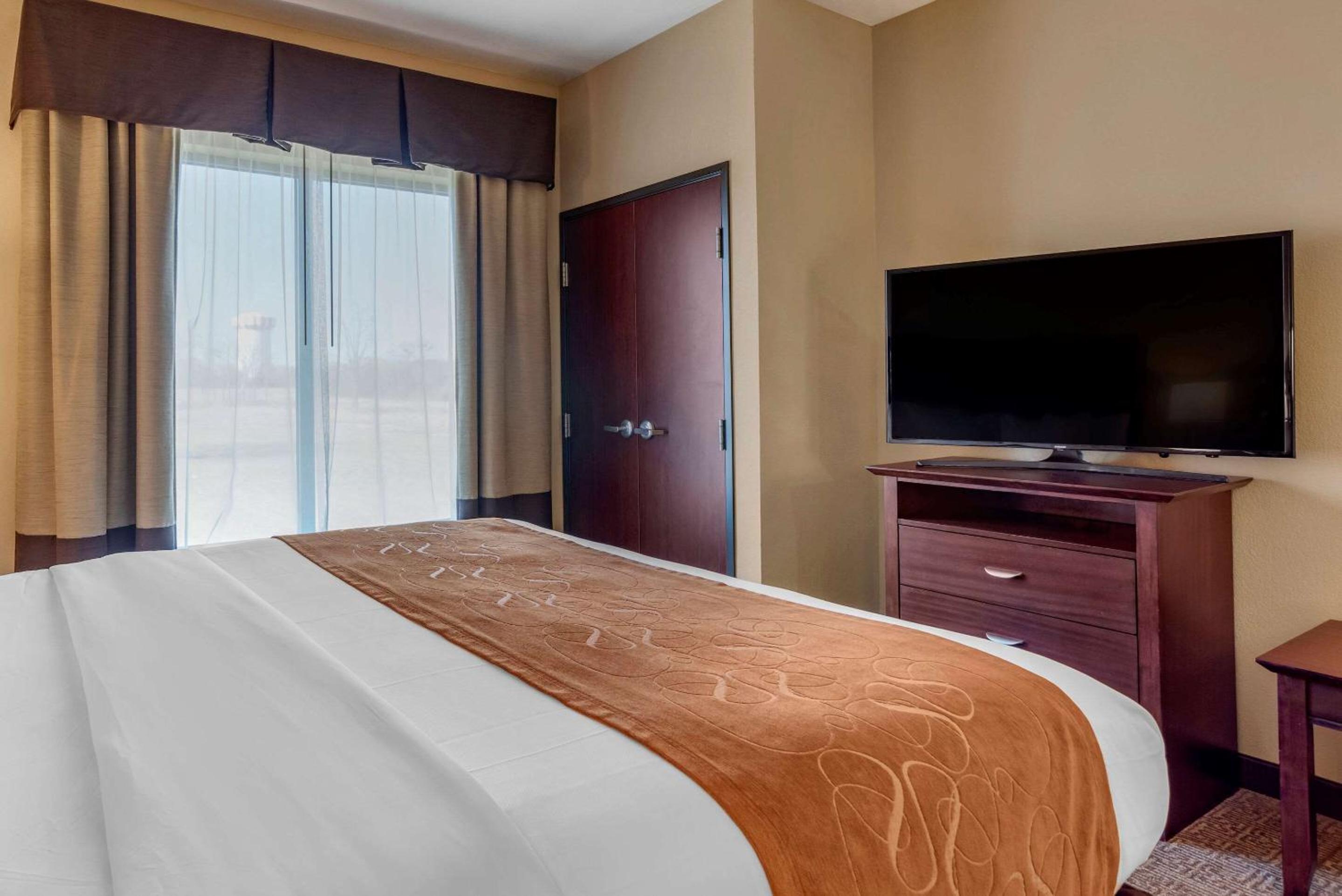 King Suite - Non-Smoking photo 2