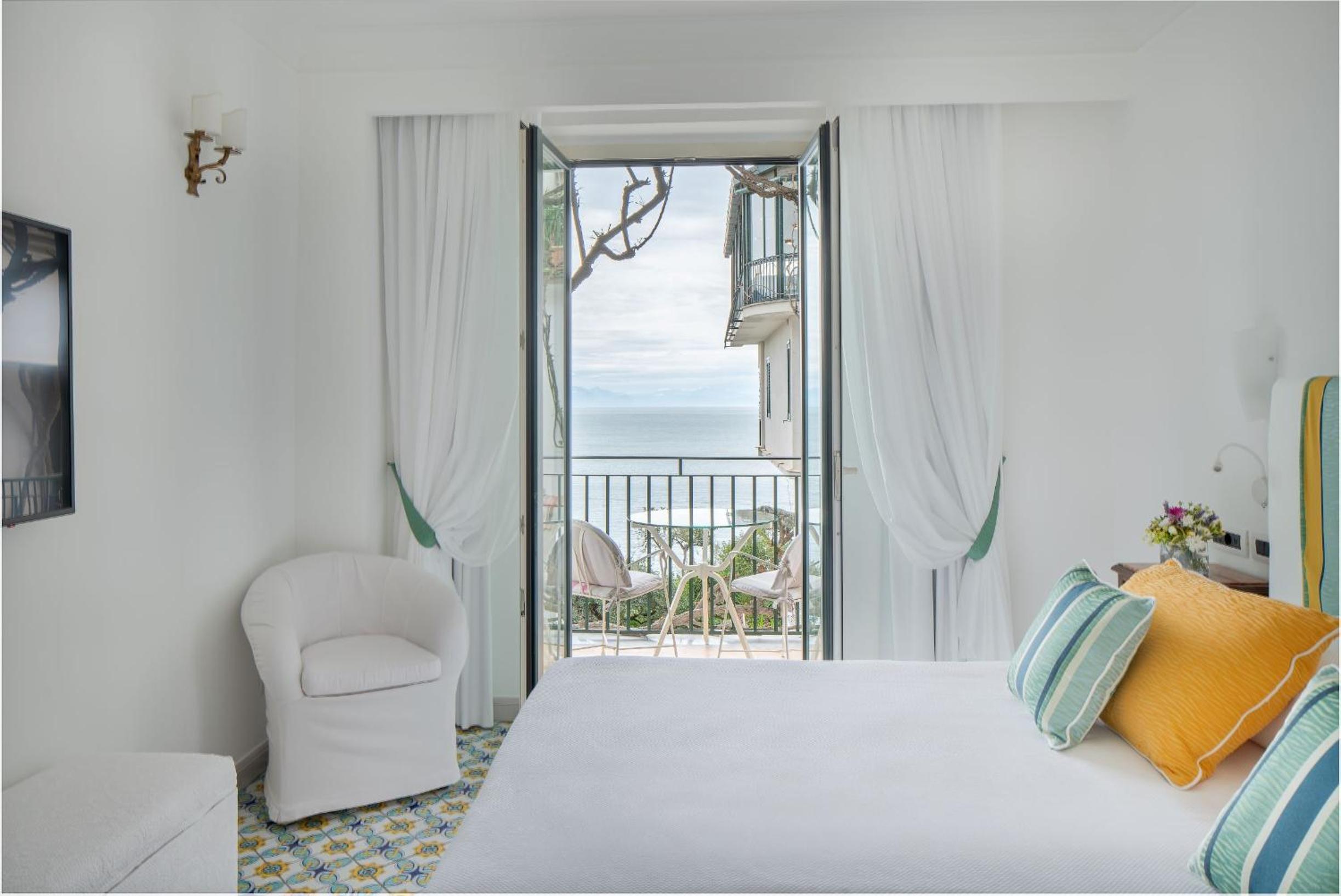 Executive Double Room with Partial Sea View - Photo 4