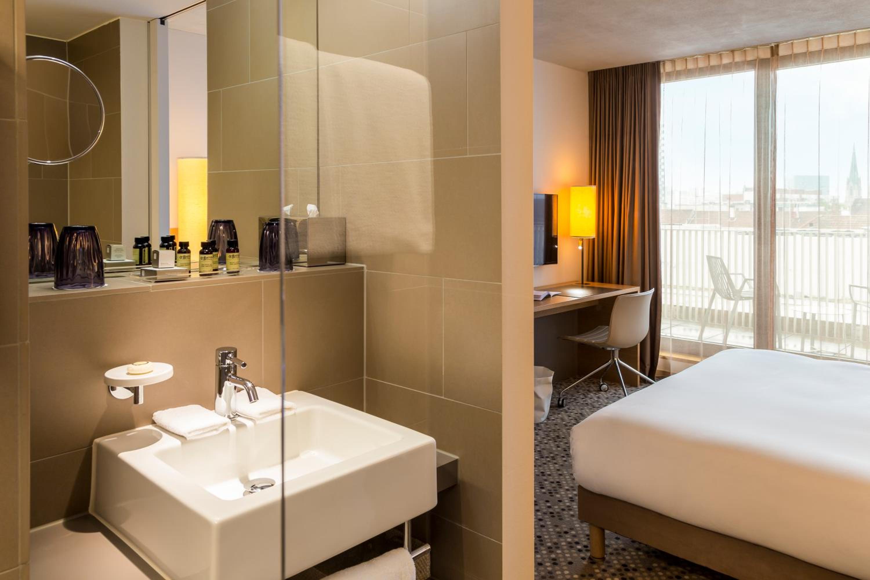 Deluxe Room - Photo 5