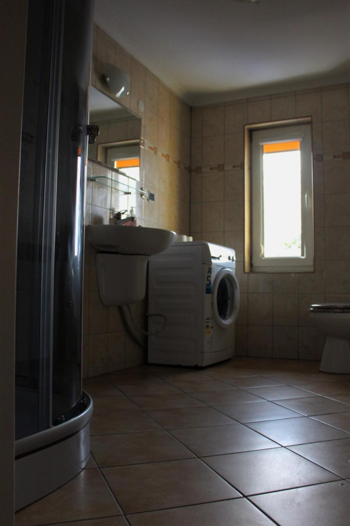 Quadruple Room with Private Bathroom - Photo 7