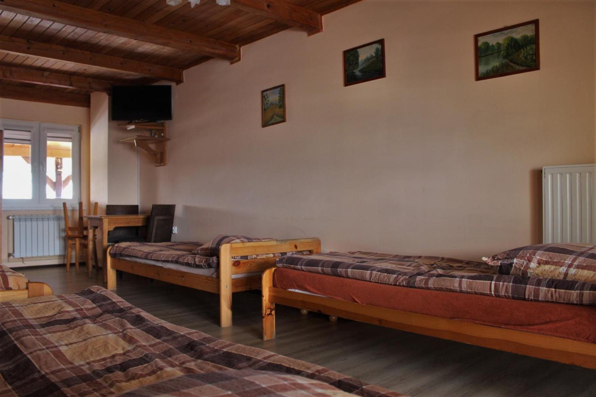 Quadruple Room with Private Bathroom - Photo 4