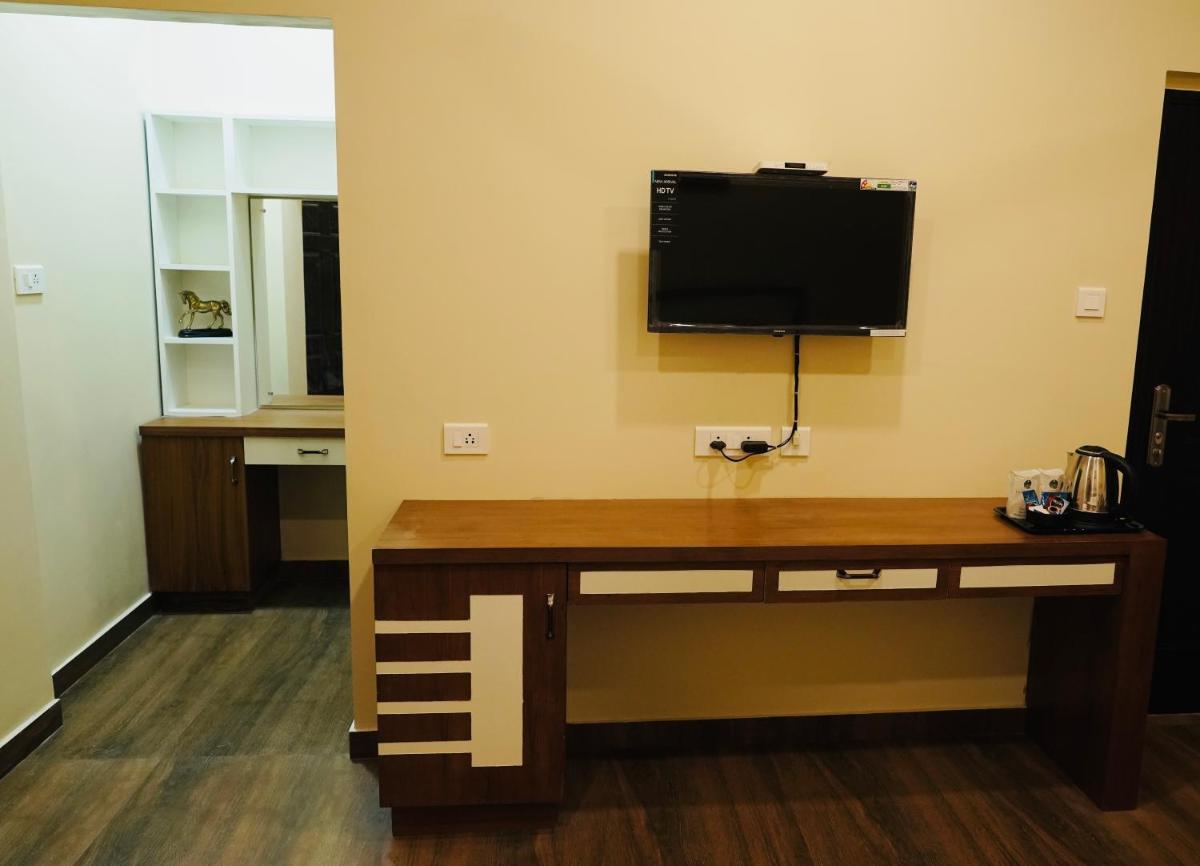 Deluxe Double Room (2 Adults + 1 Child) photo 3