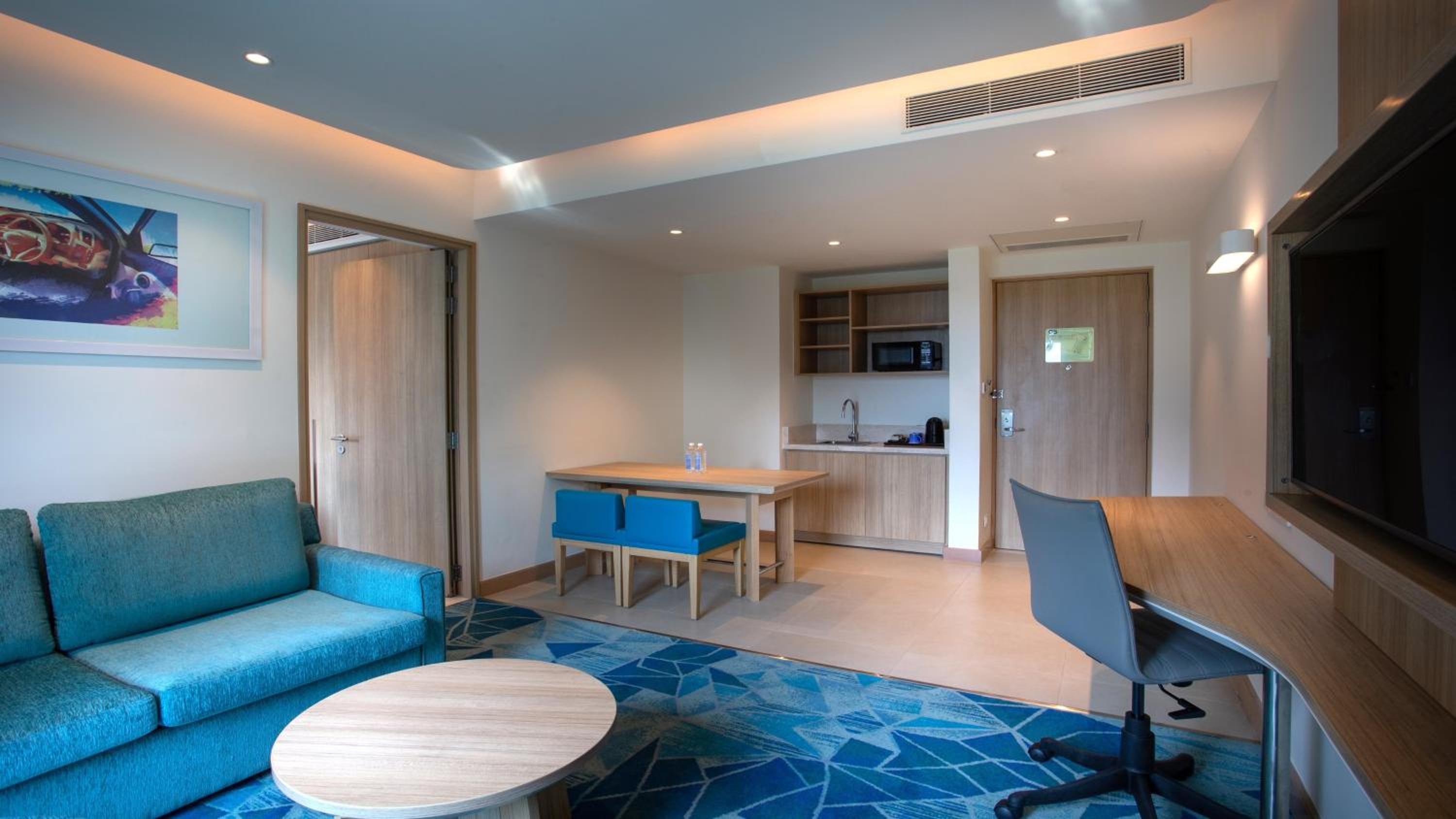Two-Bedroom Queen Suite - Photo 7