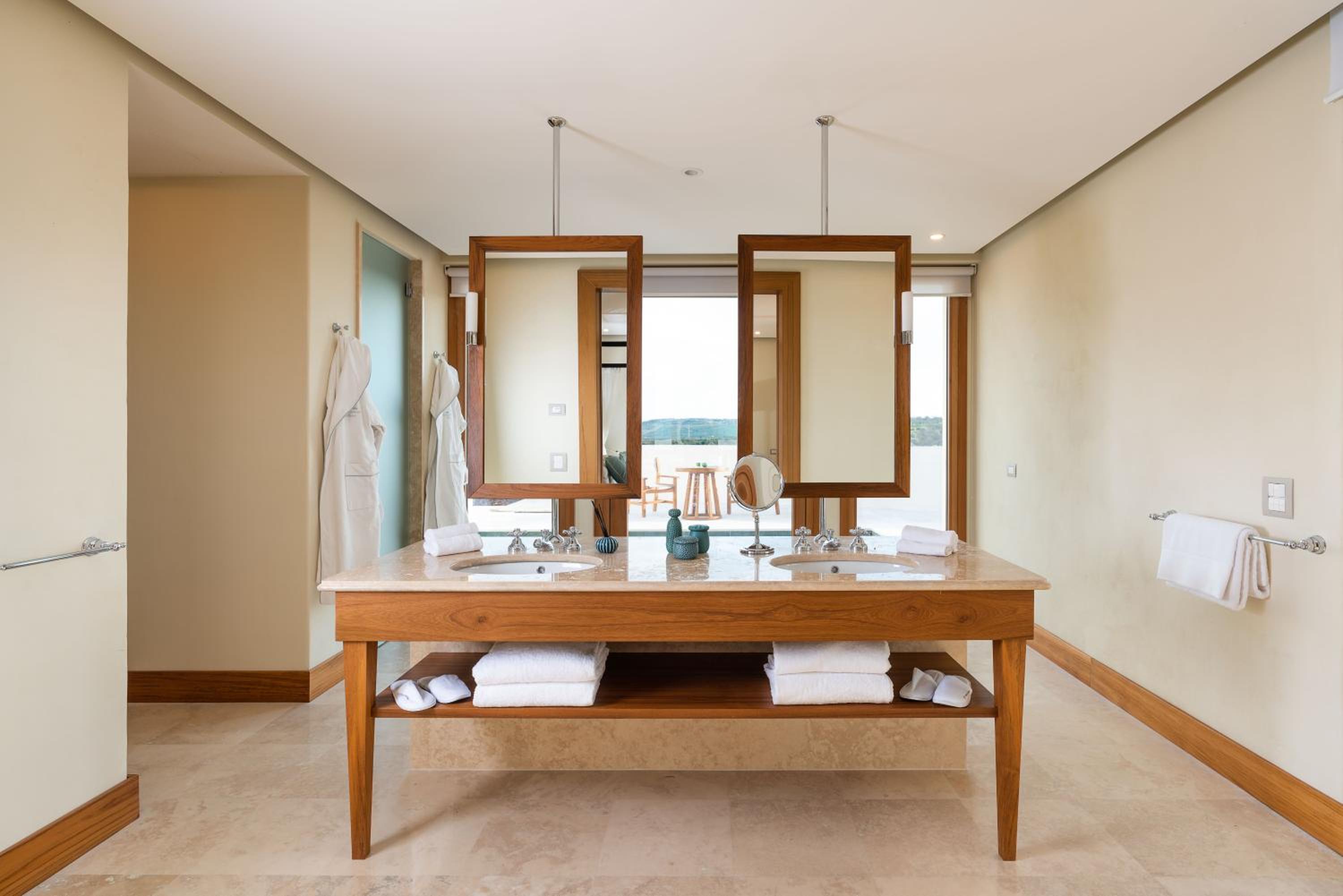 Deluxe Junior Suite - Photo 3