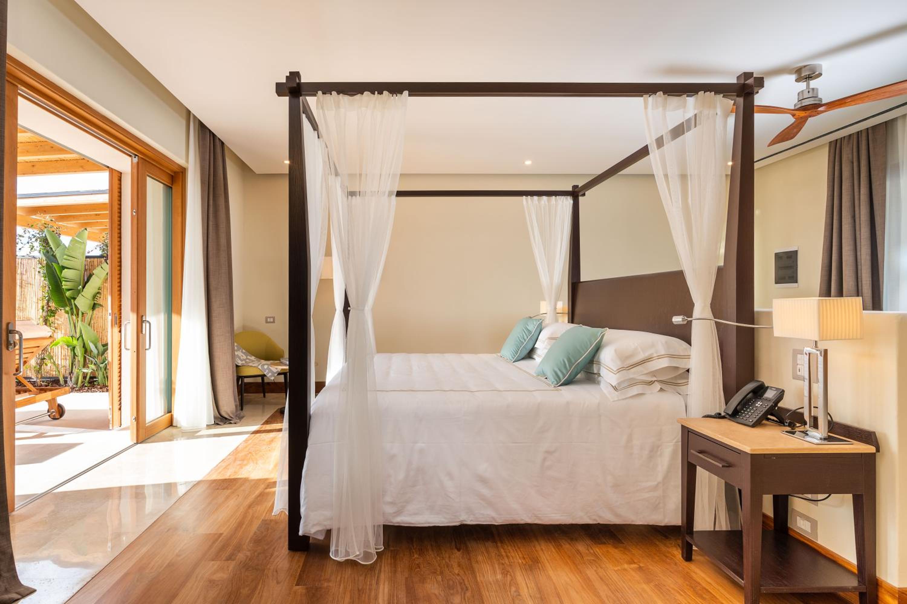 Junior Suite with Private Pool - Photo 8