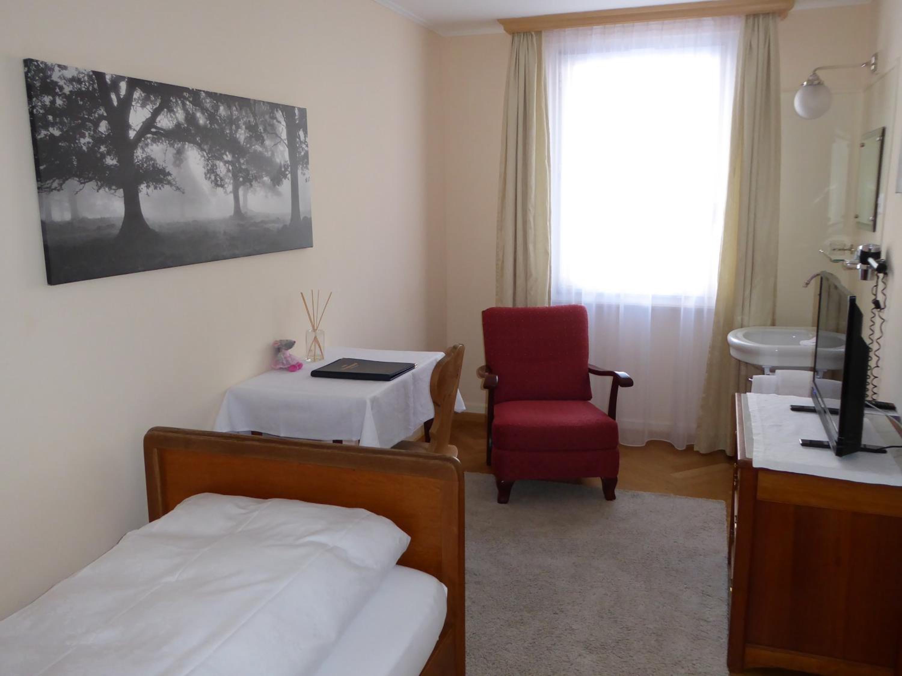 Budget Single Room With Shared Bathroom photo 2