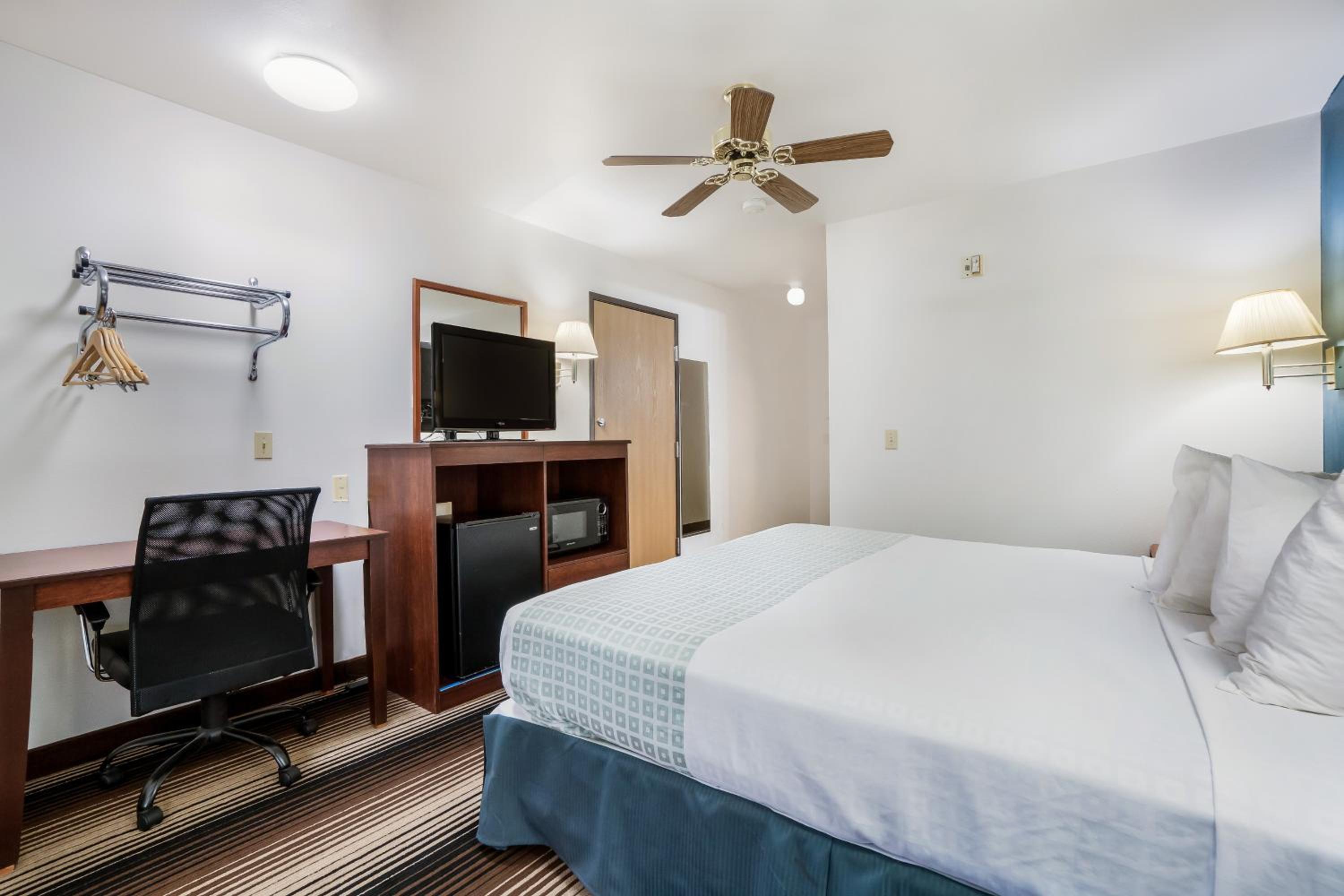 1 King Bed Accessible - Photo 2