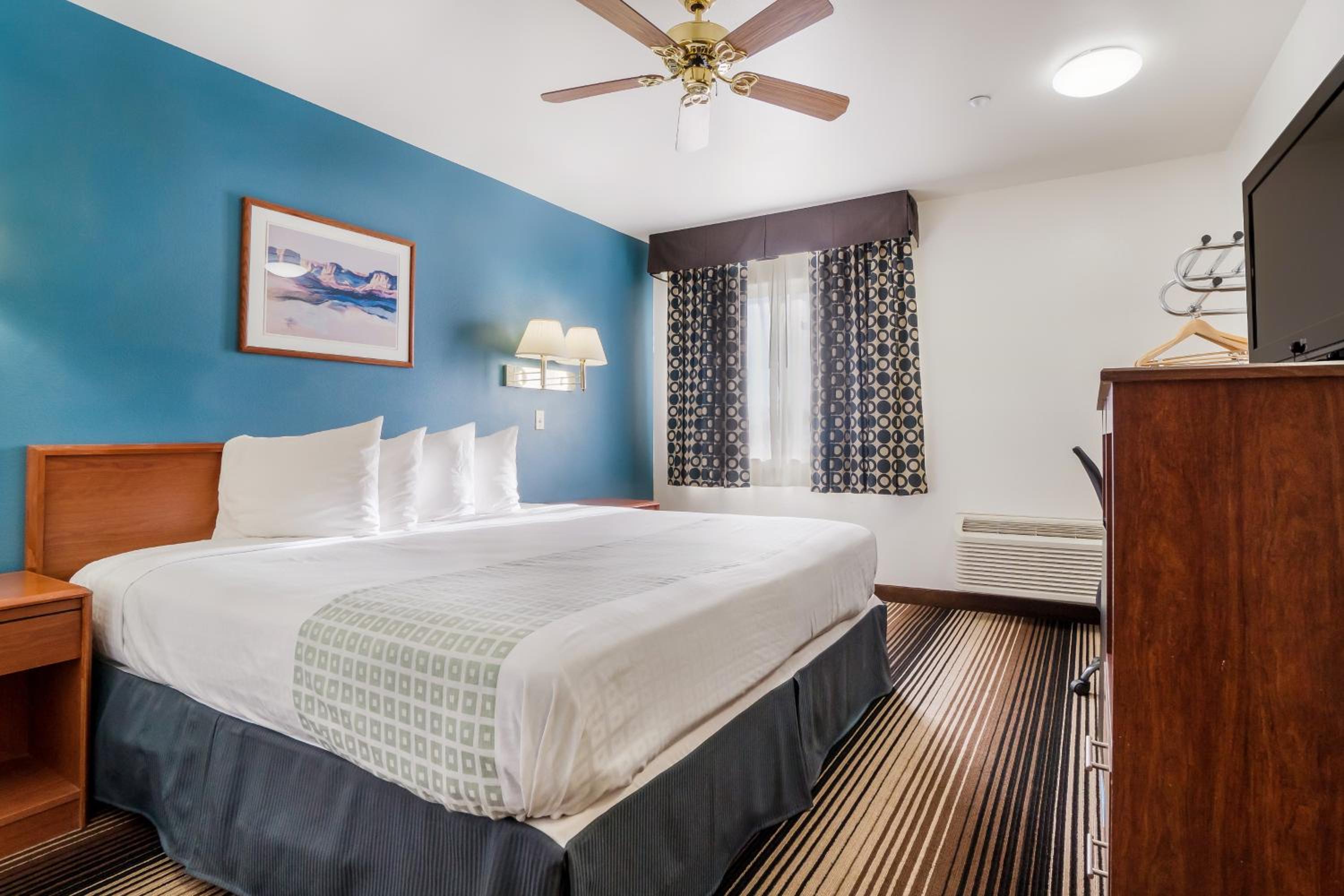 1 King Bed Accessible - Photo 3