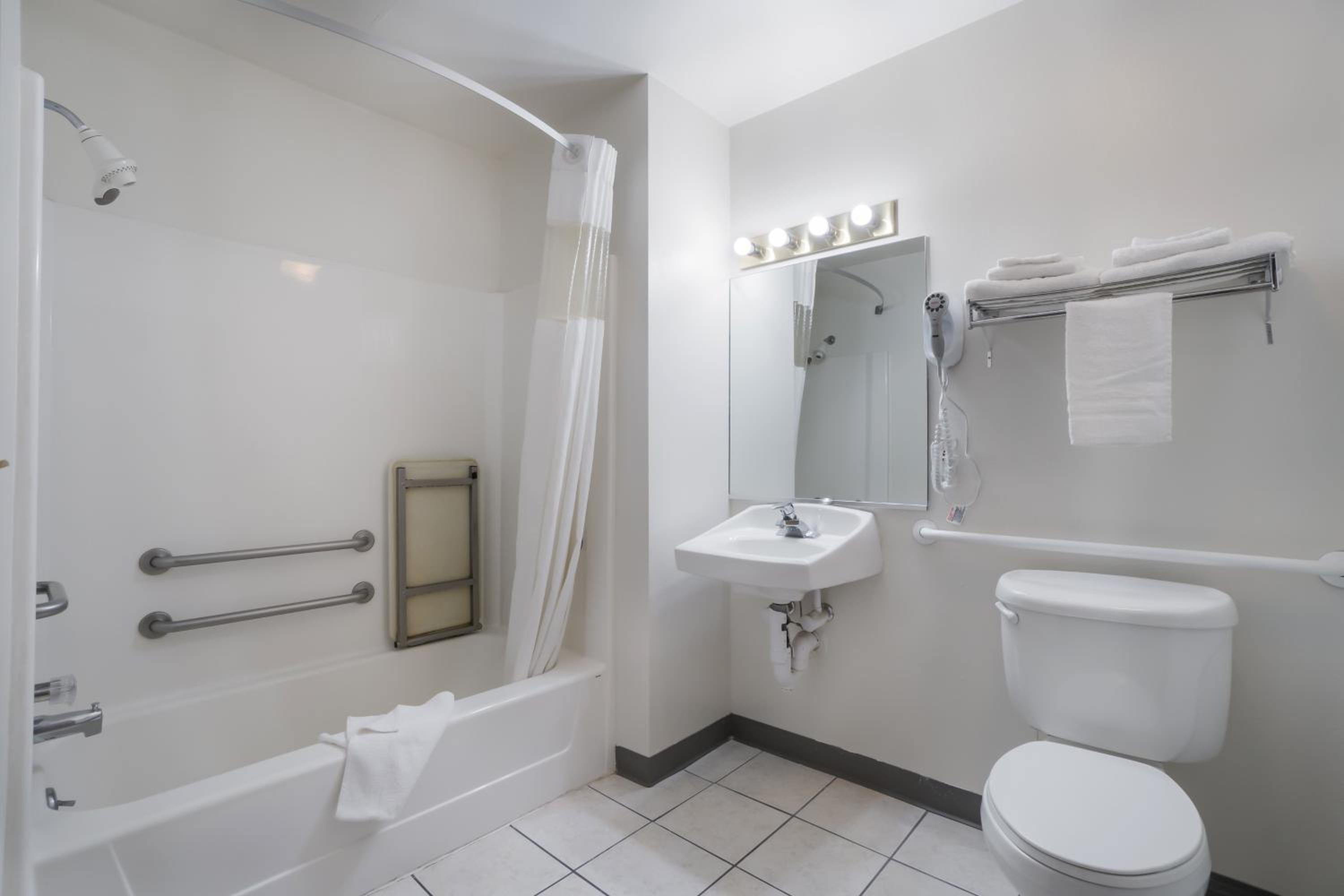 1 Queen Bed Accessible - Photo 4