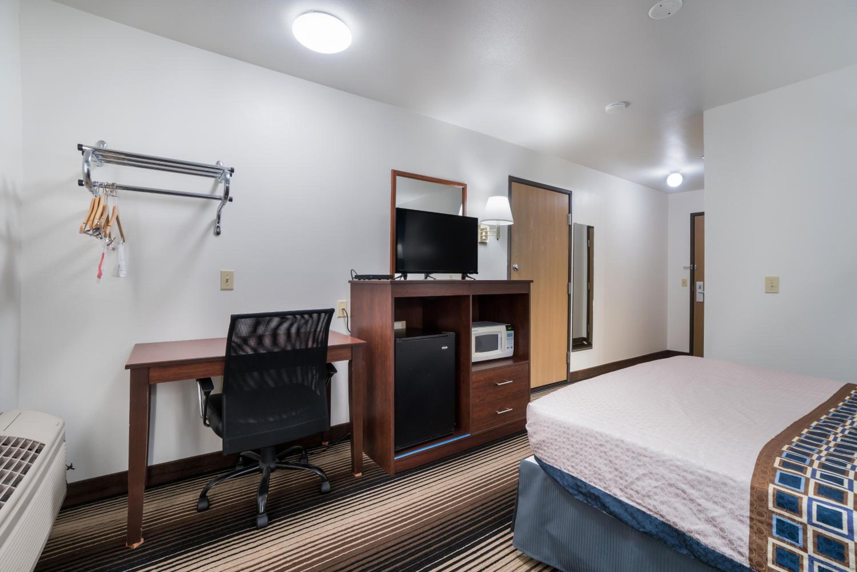 1 Queen Bed Accessible - Photo 3
