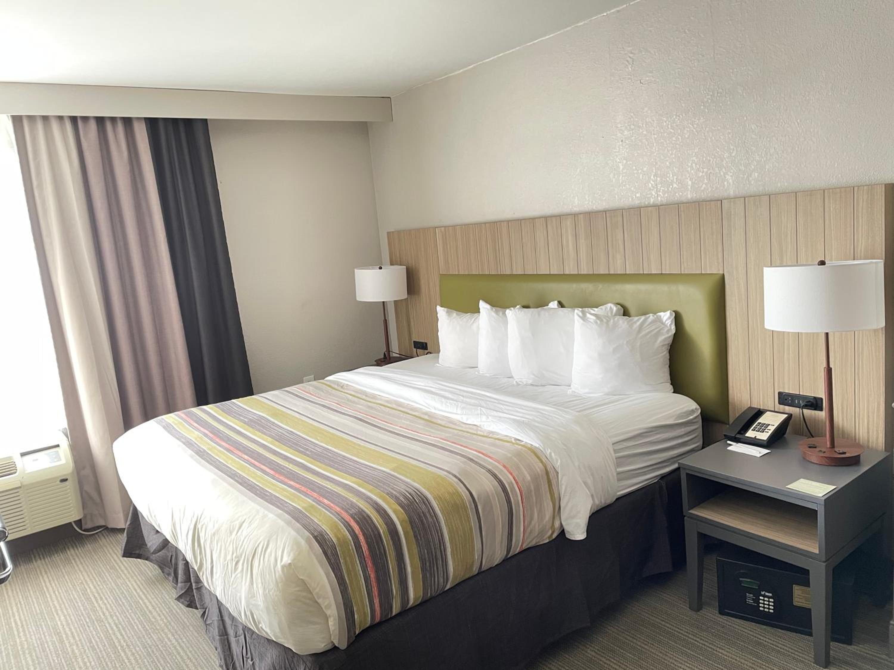 King Room - Non-Smoking - Photo 1