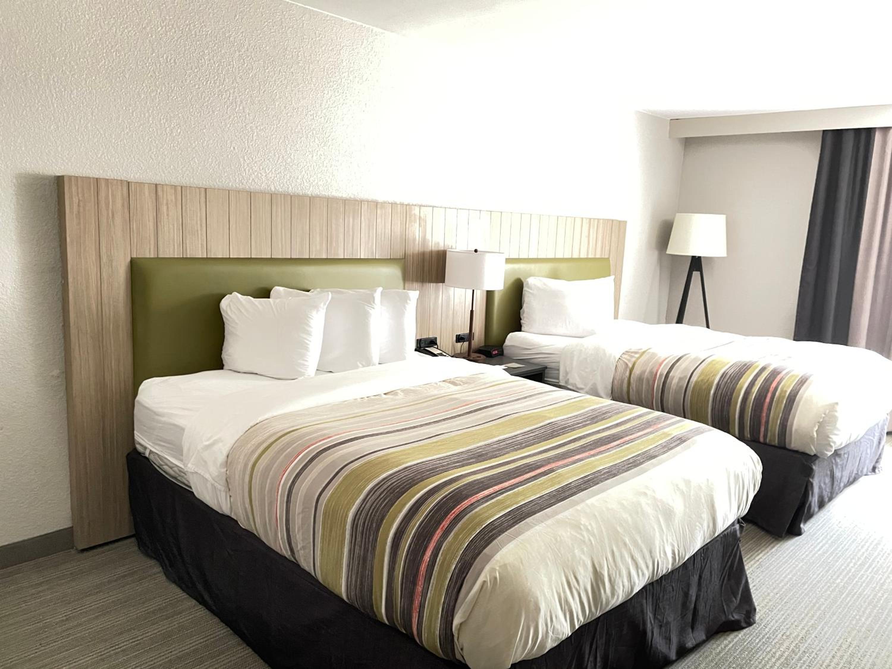 One-Bedroom Suite with Two Queen Beds and Whirlpool - Non-Smoking - Photo 1