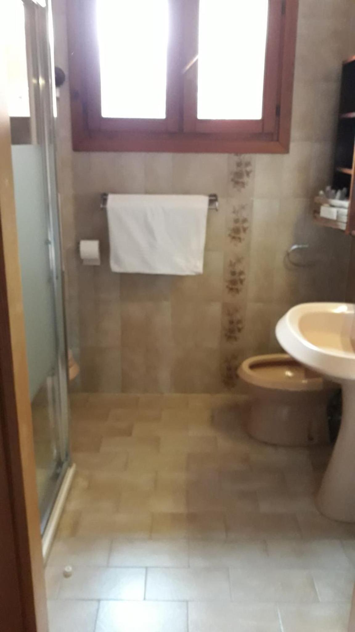 Large Double or Twin Room - Photo 3