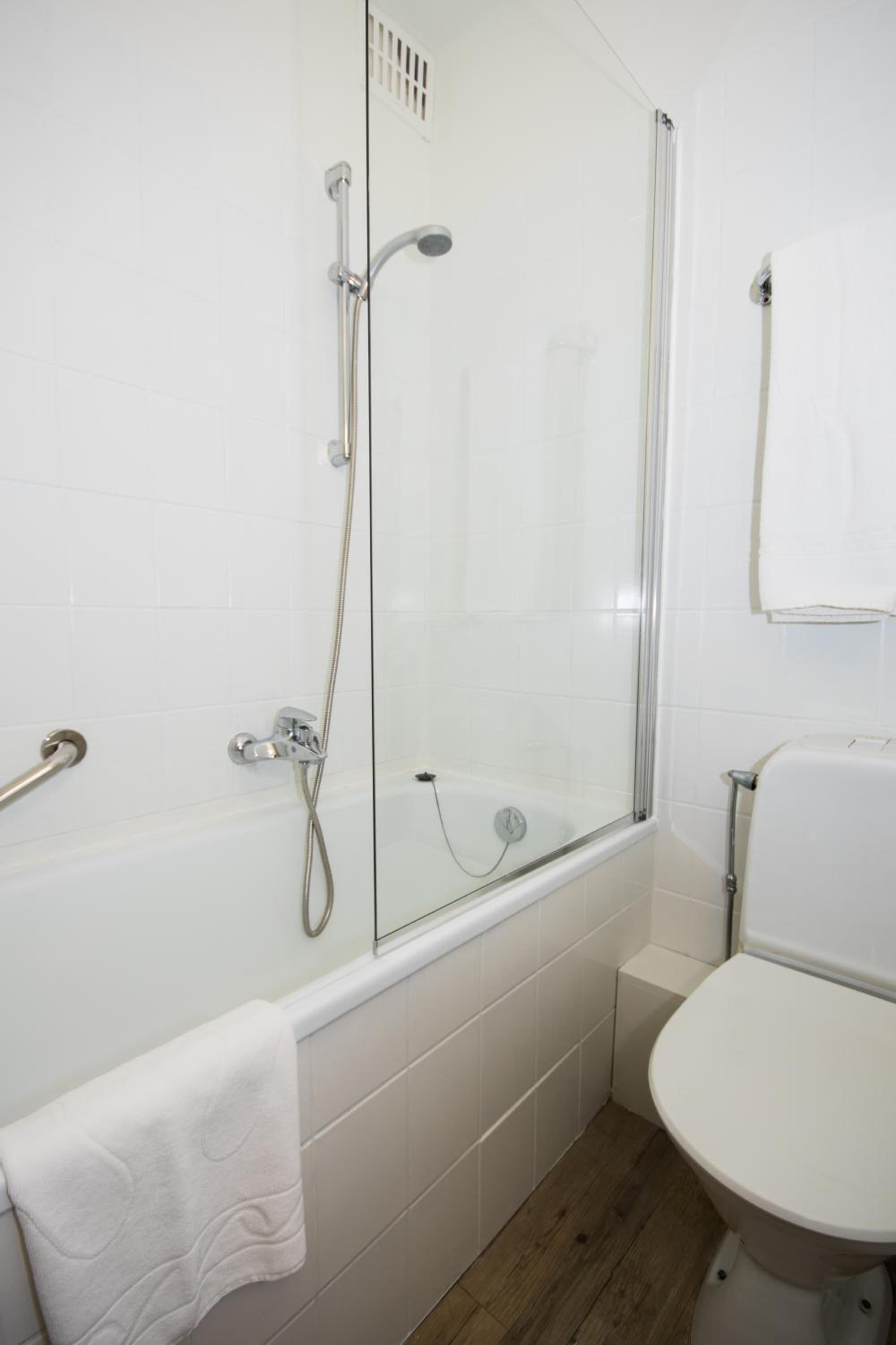 Twin Room - Photo 3