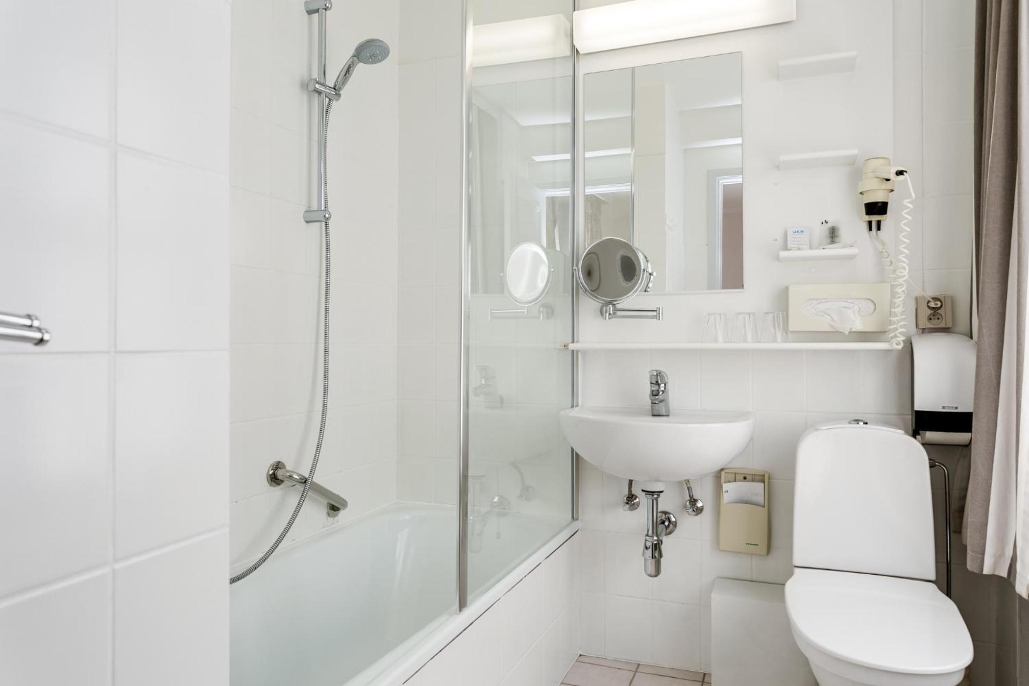 Double Room with Canal View - Photo 2