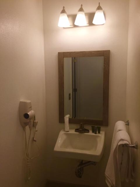 King Room with Roll-In Shower - Disability Access - Photo 3