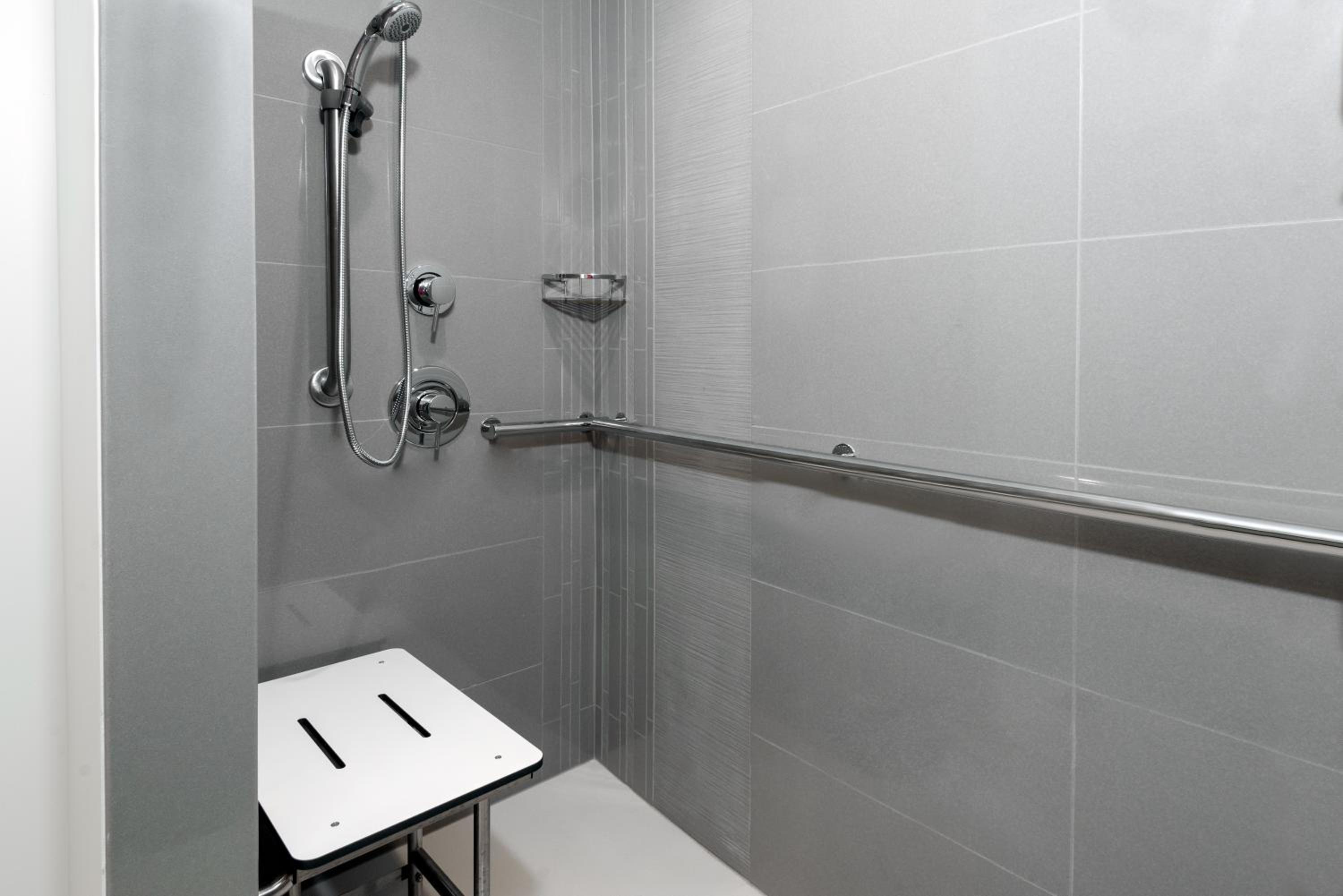Den King Room with Roll-in Shower - Disability Access - Photo 3