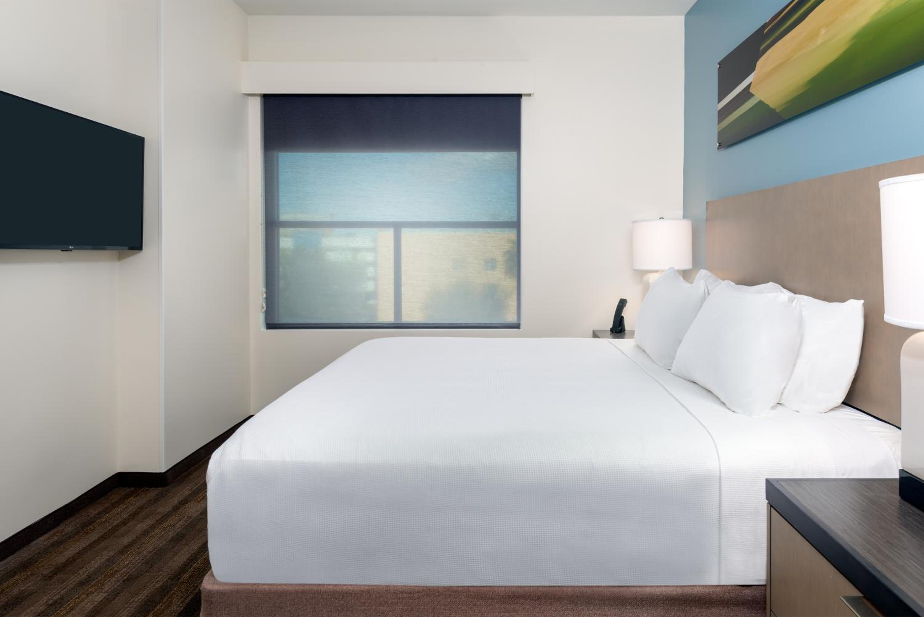 One-Bedroom King Suite with Sofa Bed and Kitchen - Photo 3