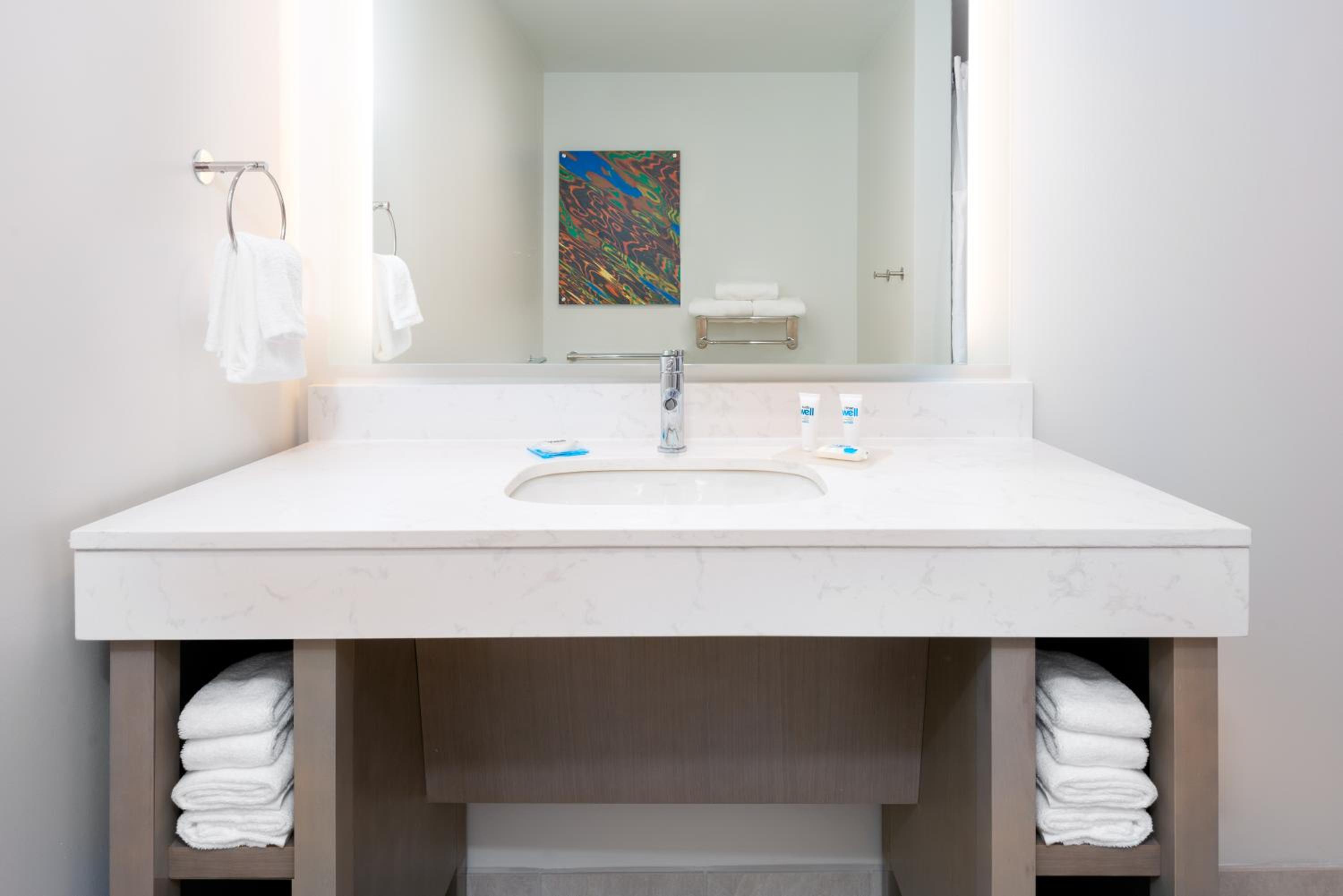 King Room with Accessible Tub - Photo 6