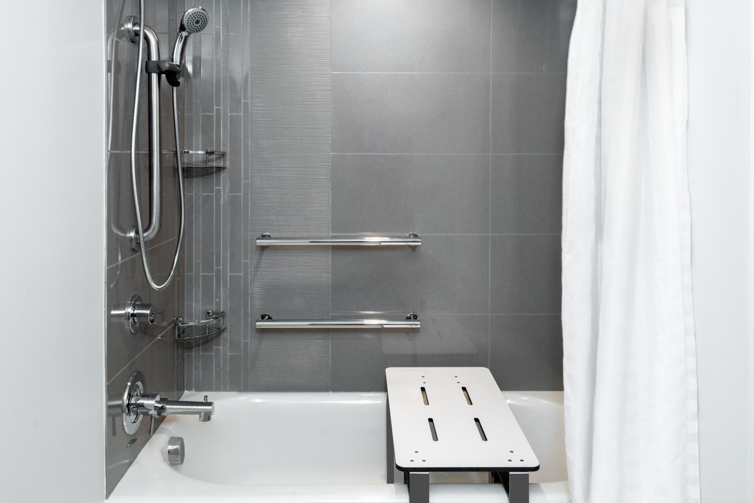 King Room with Accessible Tub - Photo 3