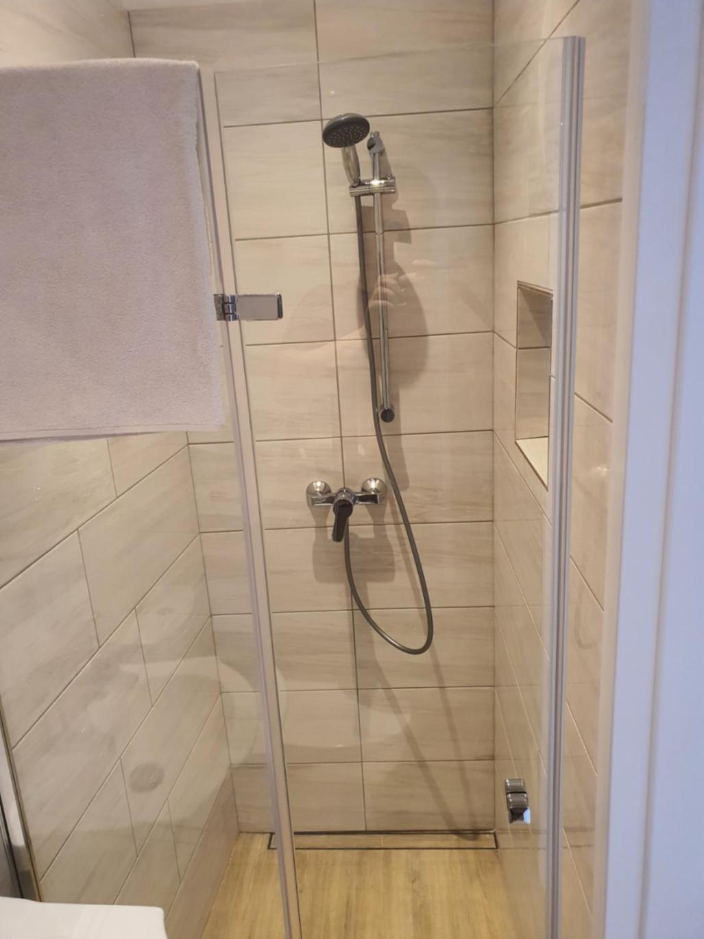 Double Room With Shared Bathroom - Photo 1
