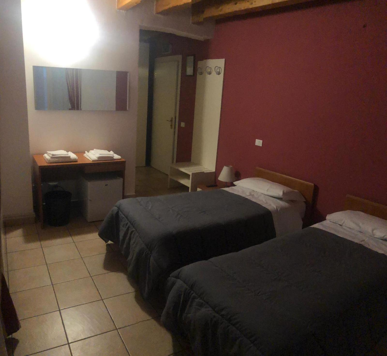 Twin Room with Private Bathroom - Photo 3