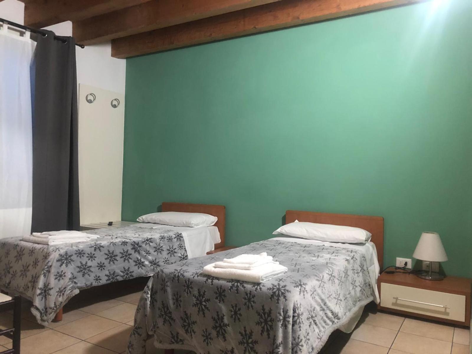 Twin Room with Private Bathroom - Photo 2
