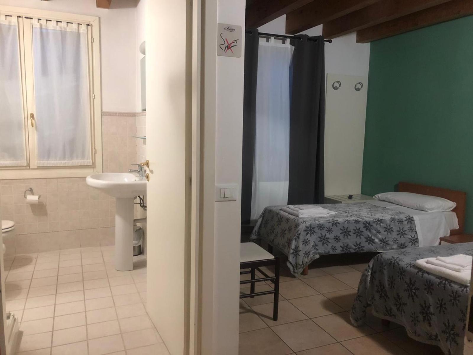 Twin Room with Private Bathroom - Photo 4