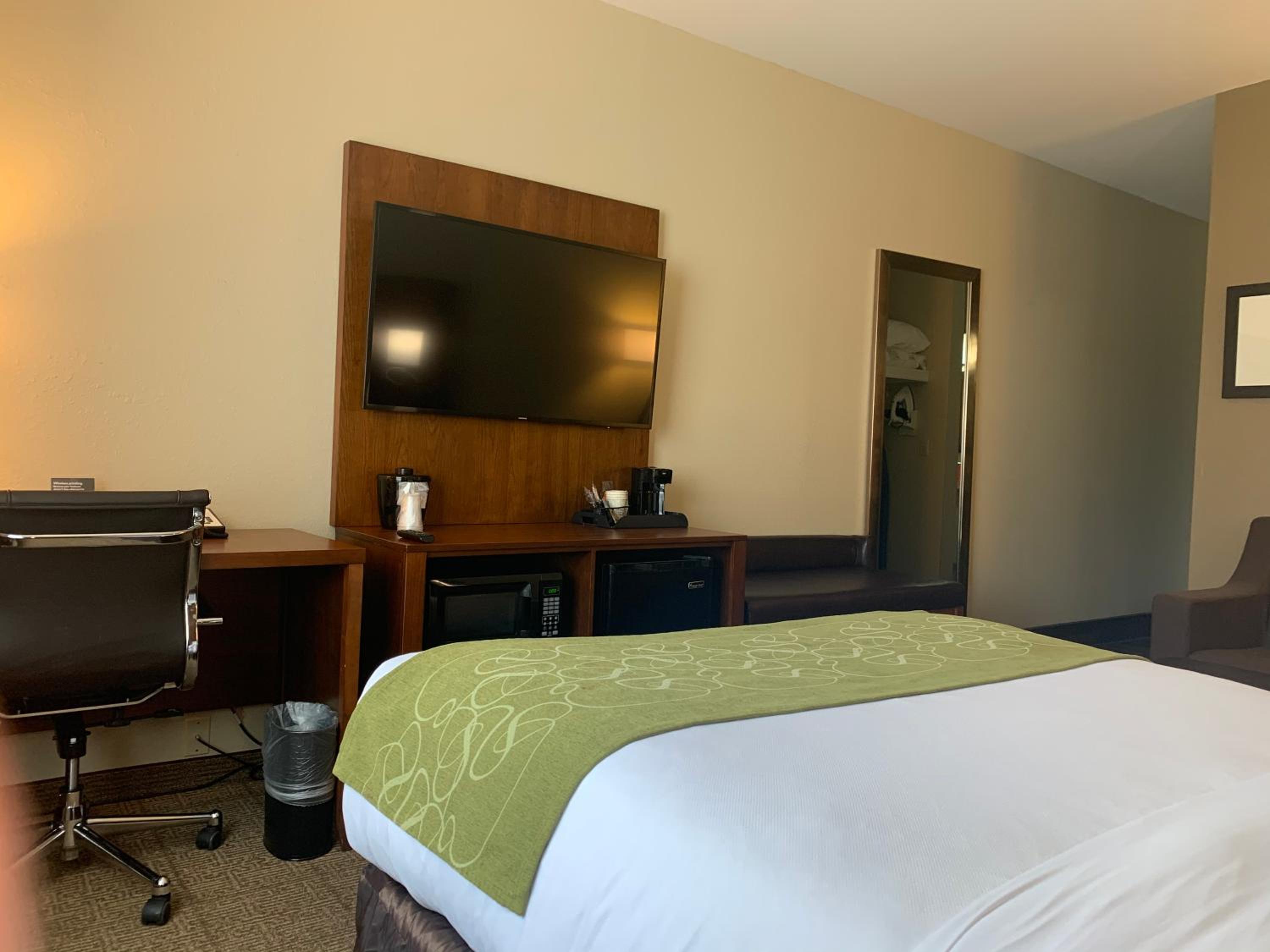 Queen Suite with Tub - Accessible/Non-Smoking - Photo 1