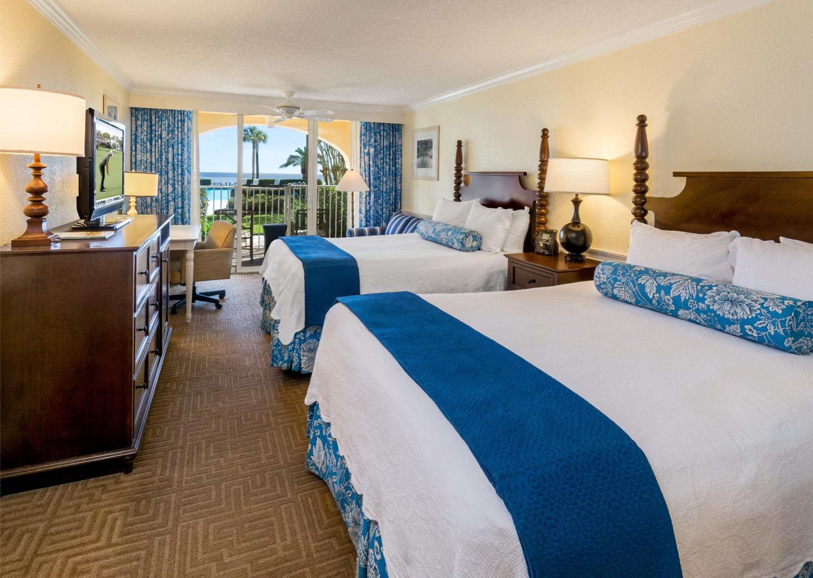 Queen Room with Two Queen Beds - Oceanfront - Photo 4