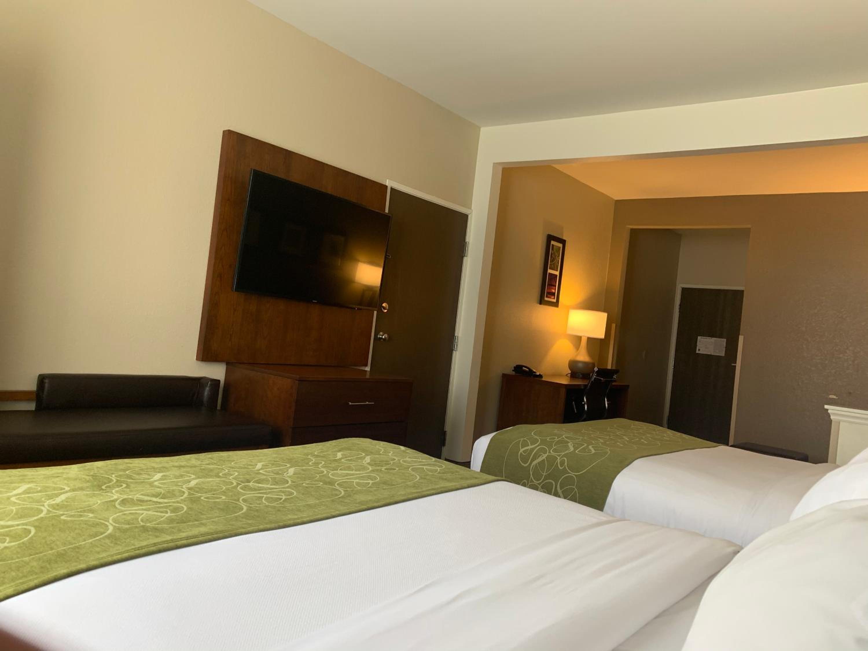 Queen Suite with Two Queen Beds - Non-Smoking - Photo 10