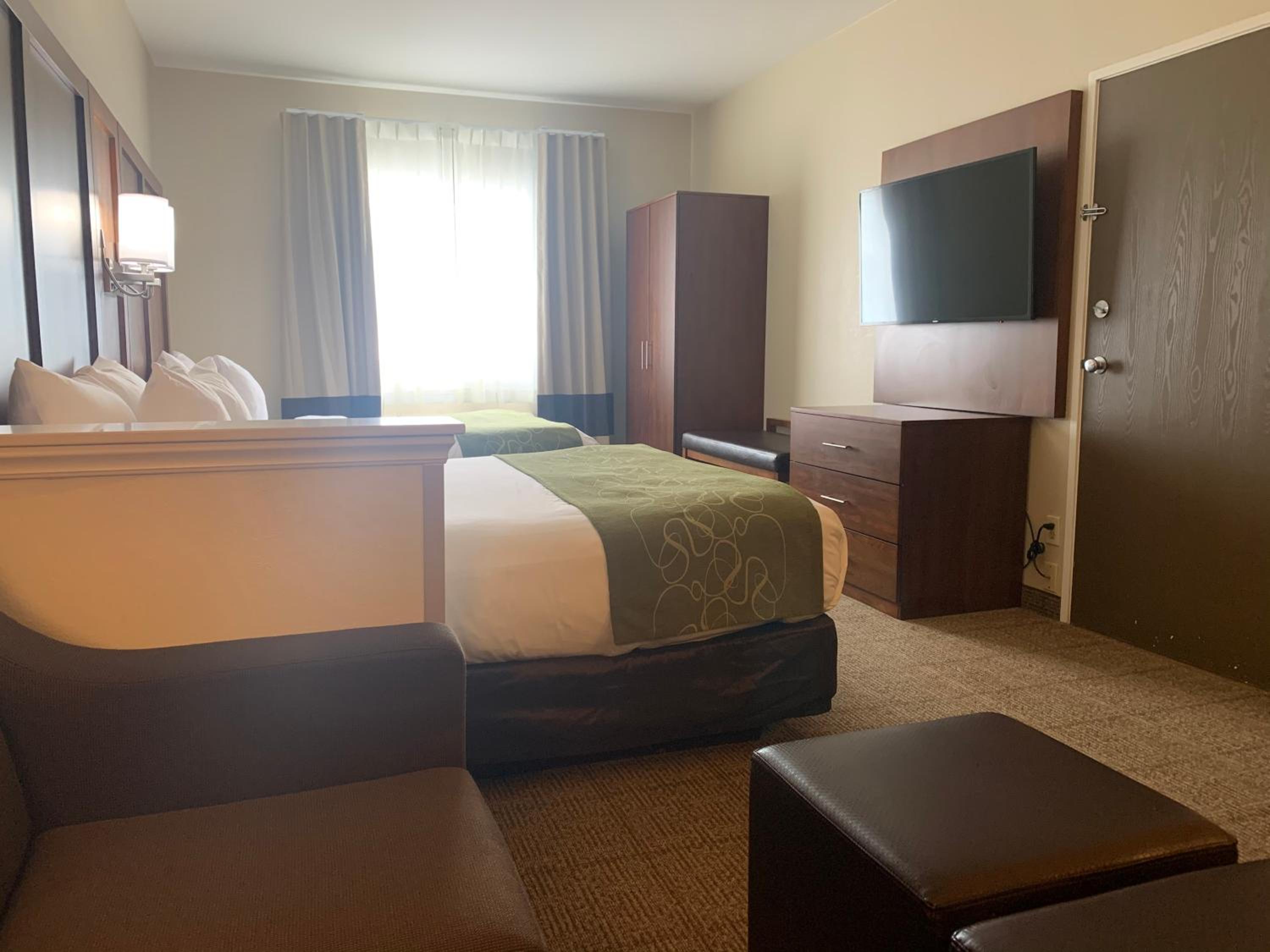 Queen Suite with Two Queen Beds - Non-Smoking - Photo 2