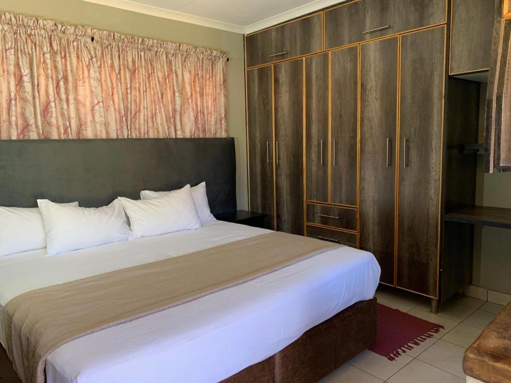 Deluxe Queen Room - Photo 3