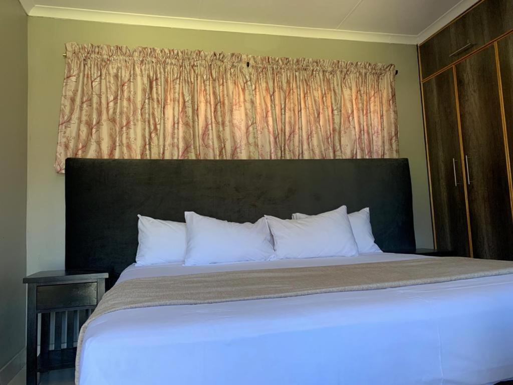 Deluxe Queen Room - Photo 2