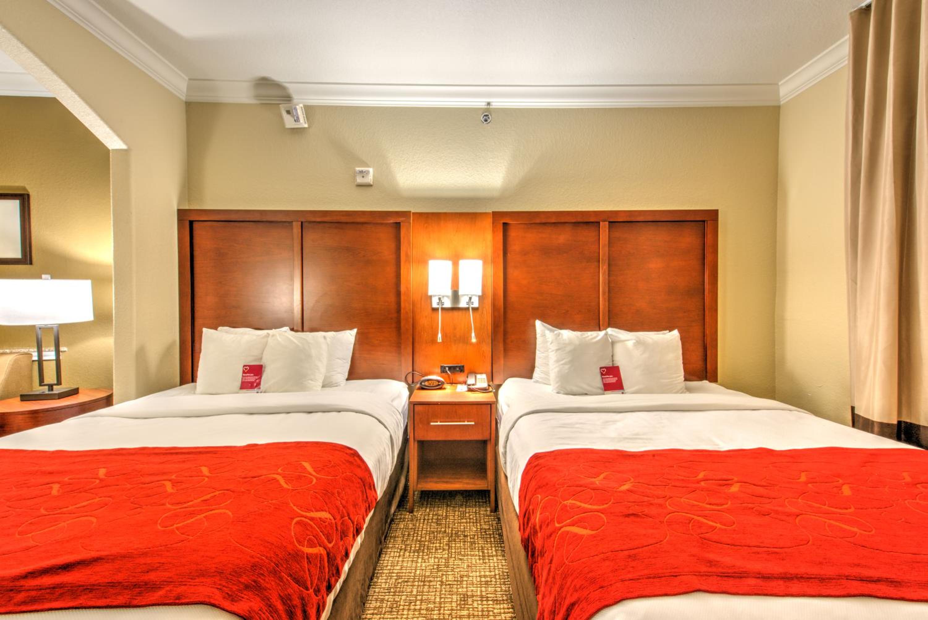 Queen Suite with Two Queen Beds - Photo 11