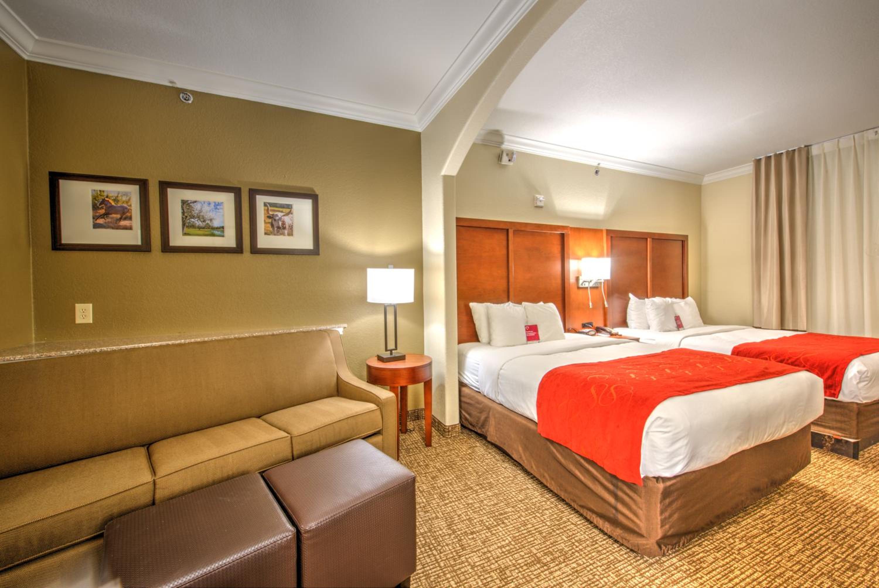 Queen Suite with Two Queen Beds - Photo 10