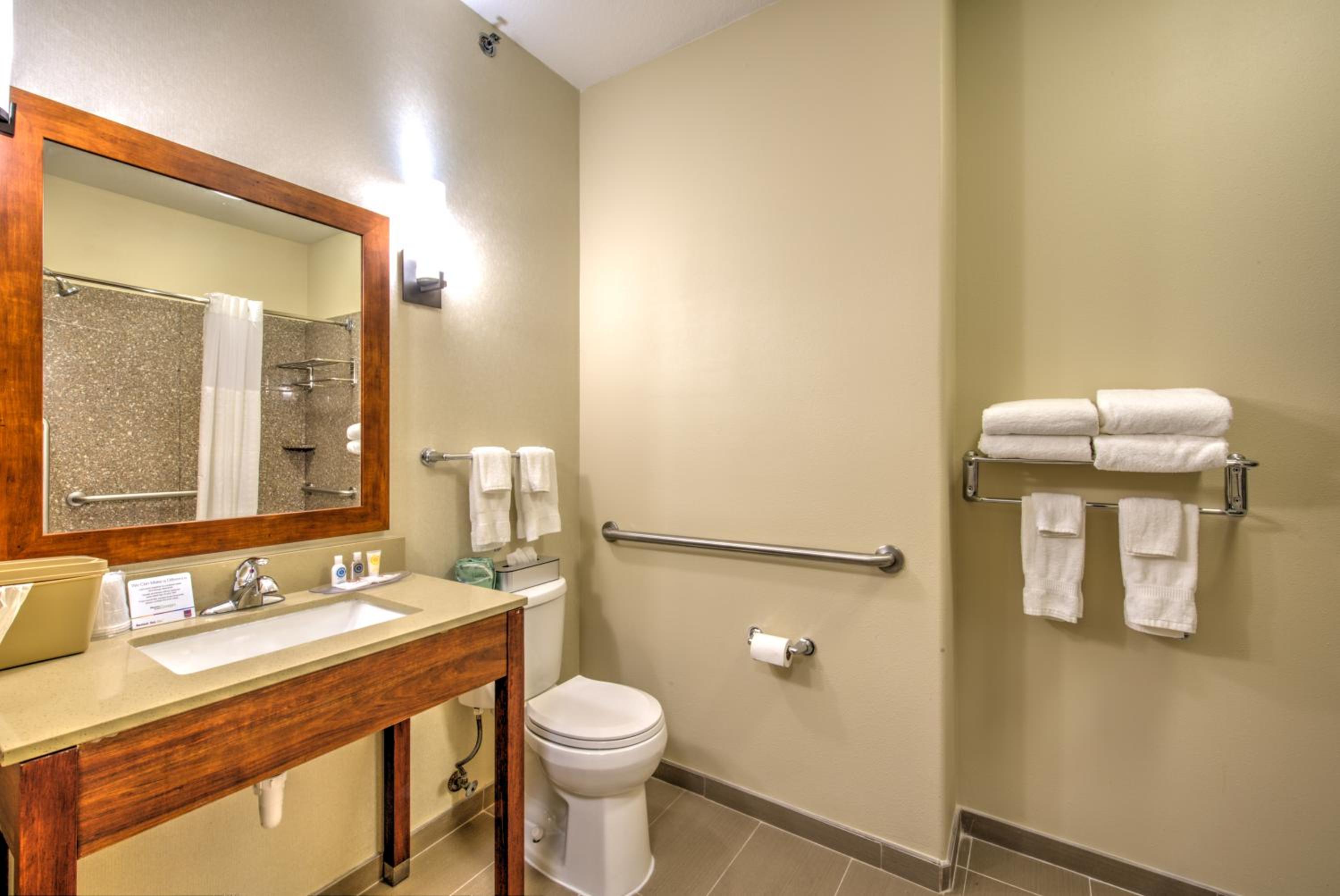 Queen Suite with Two Queen Beds - Photo 12